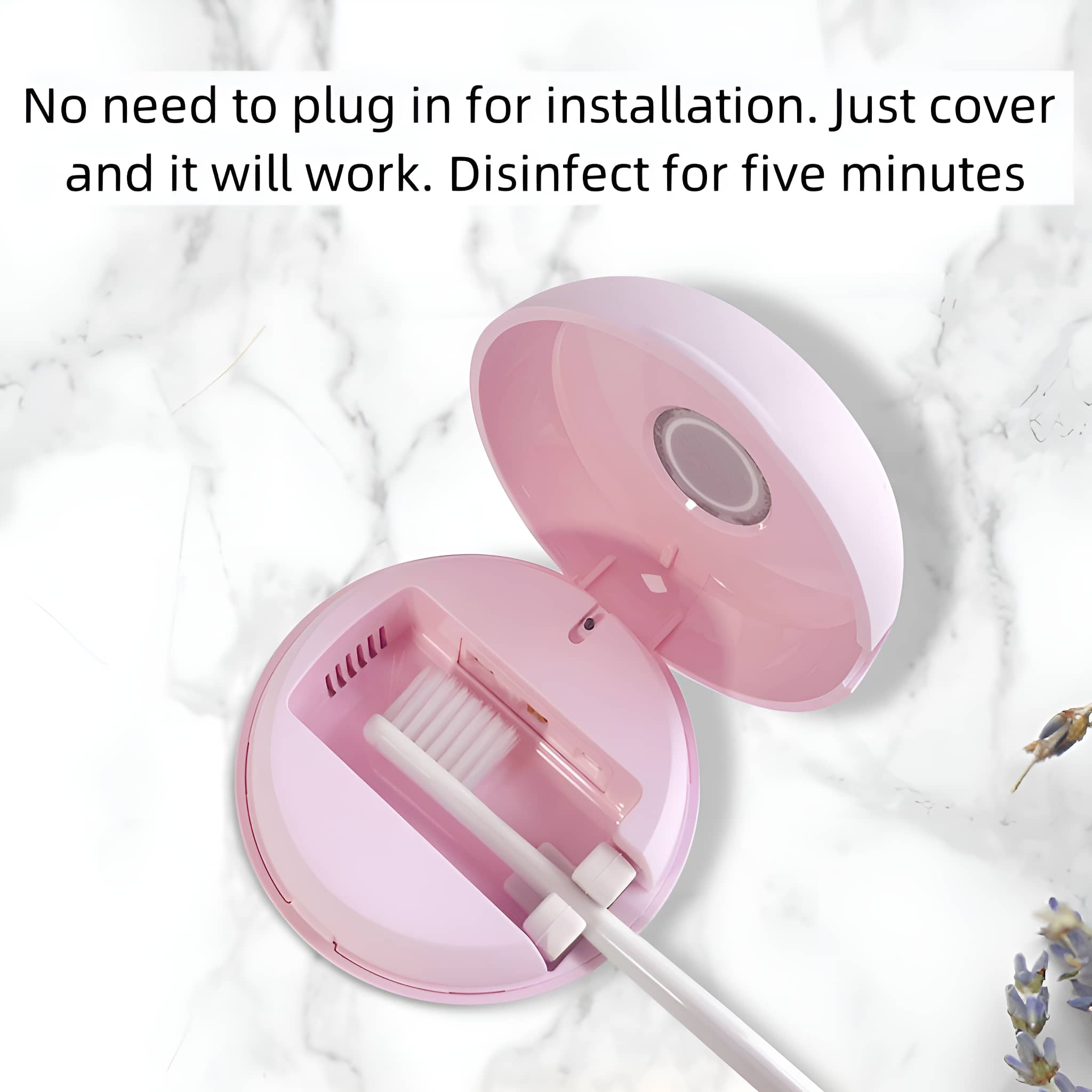 Geöffnete rosa Zahnbürstenhülle mit zwei Zahnbürsten. Text: keine Installation ohne Stecker.