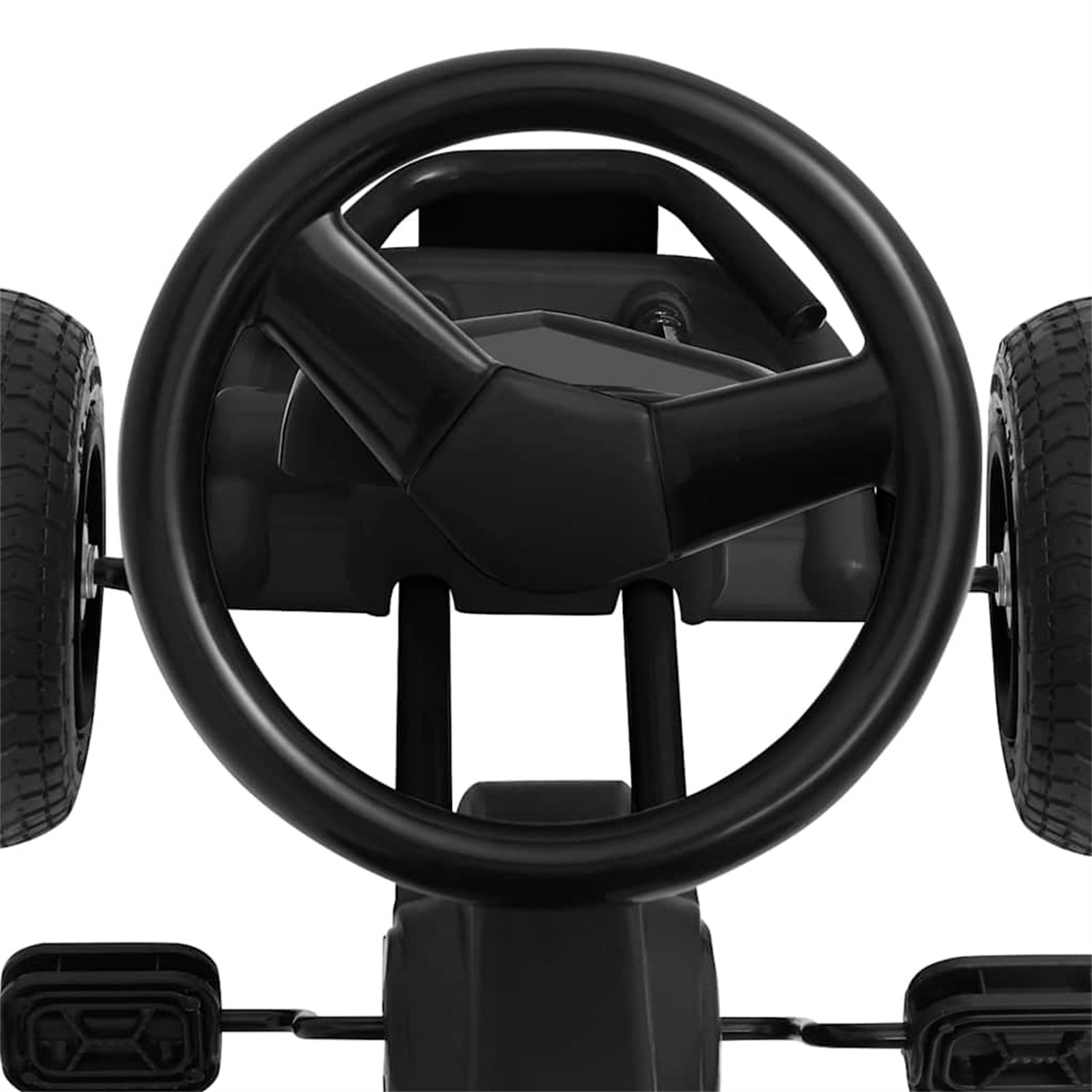 Schwarzes Tret-Go-Kart. Lenkrad, Reifen und Pedale sichtbar. Weißer Hintergrund.