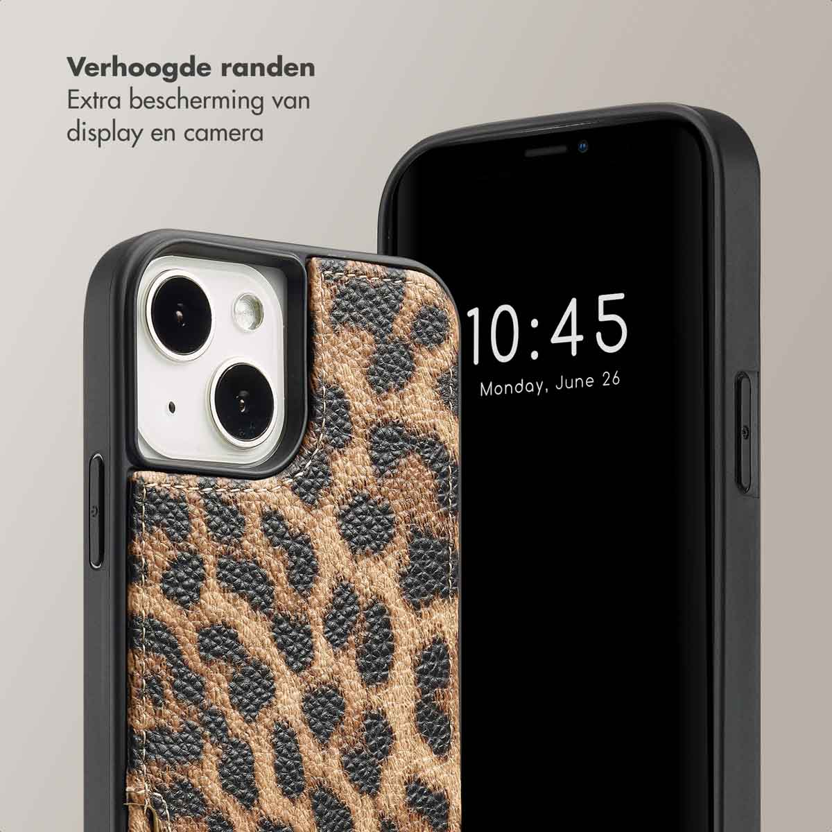 Gros plan d'un smartphone dans une coque léopard avec une bordure noire, affichant l'heure.