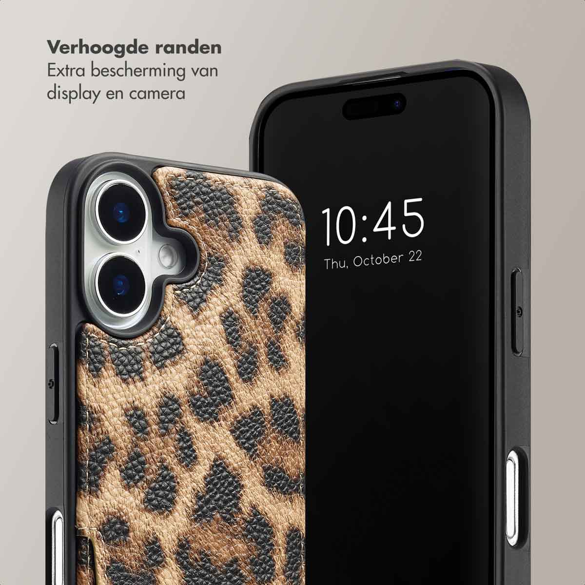 Een telefoon met een luipaardprint hoesje naast een andere telefoon die de tijd weergeeft: 10:45.