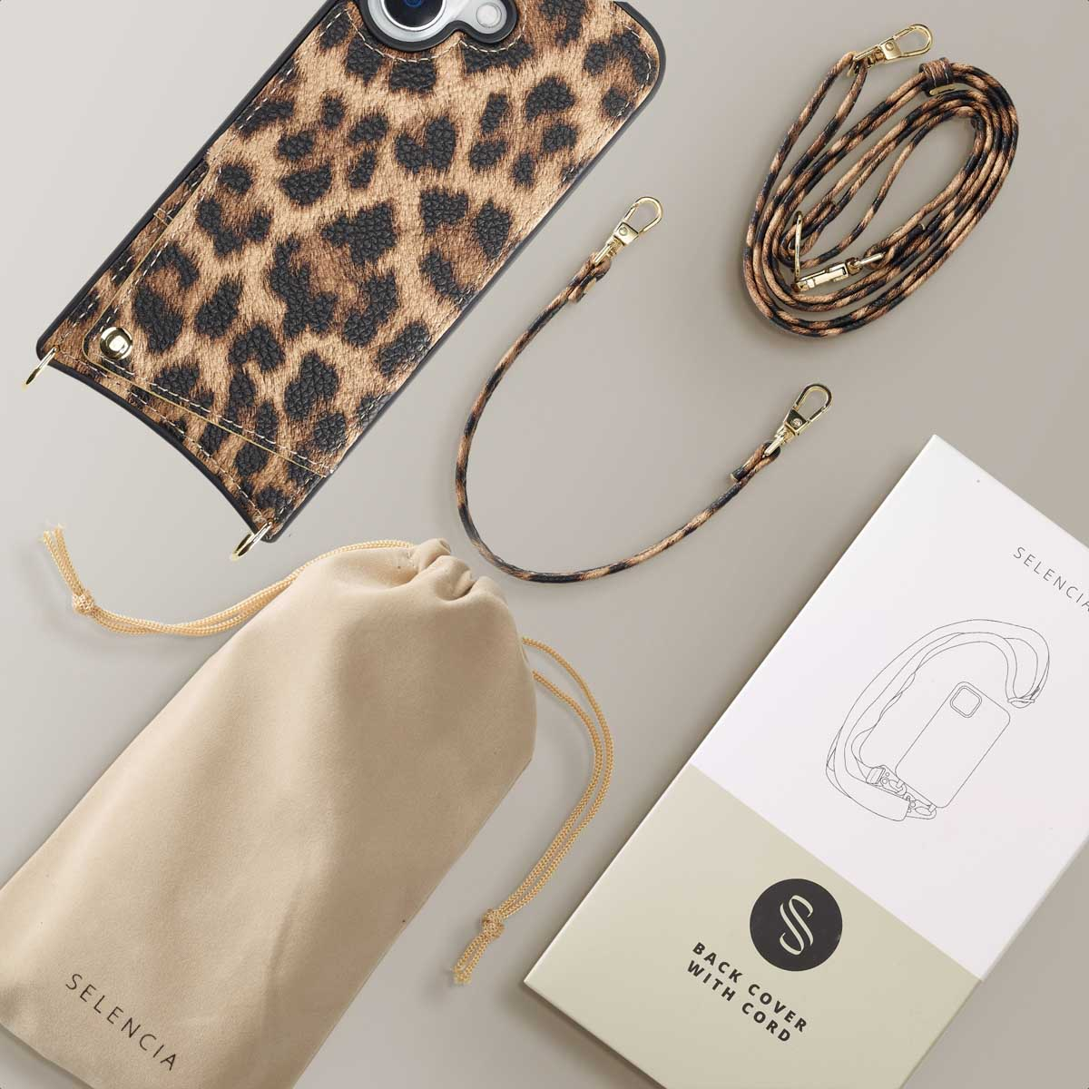 Telefoonhoesje met luipaardprint met bijpassende riem en etui. Witte achtergrond.