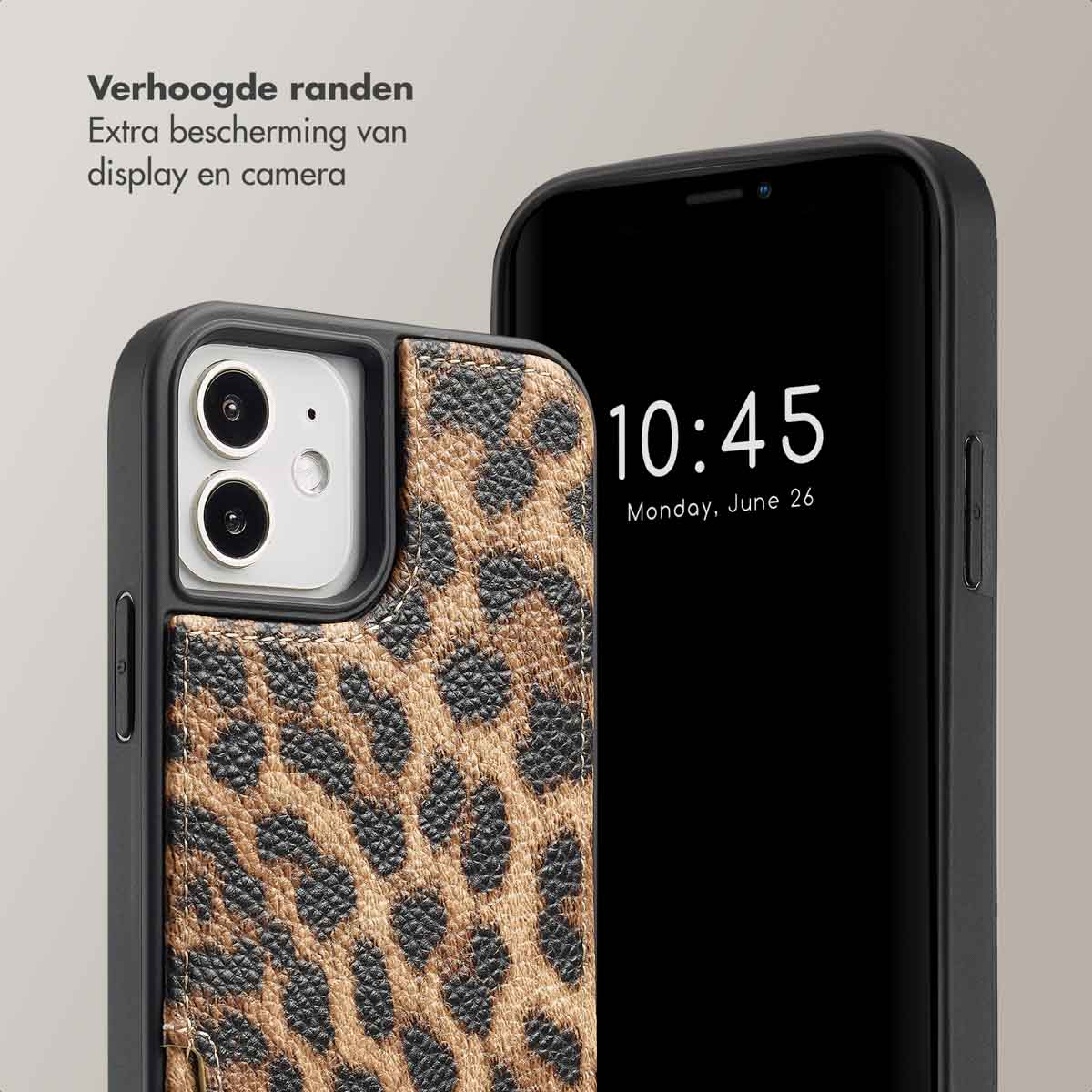 Telefoon in een hoesje met een luipaardprint. Zwarte randen. De tijd is 10:45 uur op 26 juni.