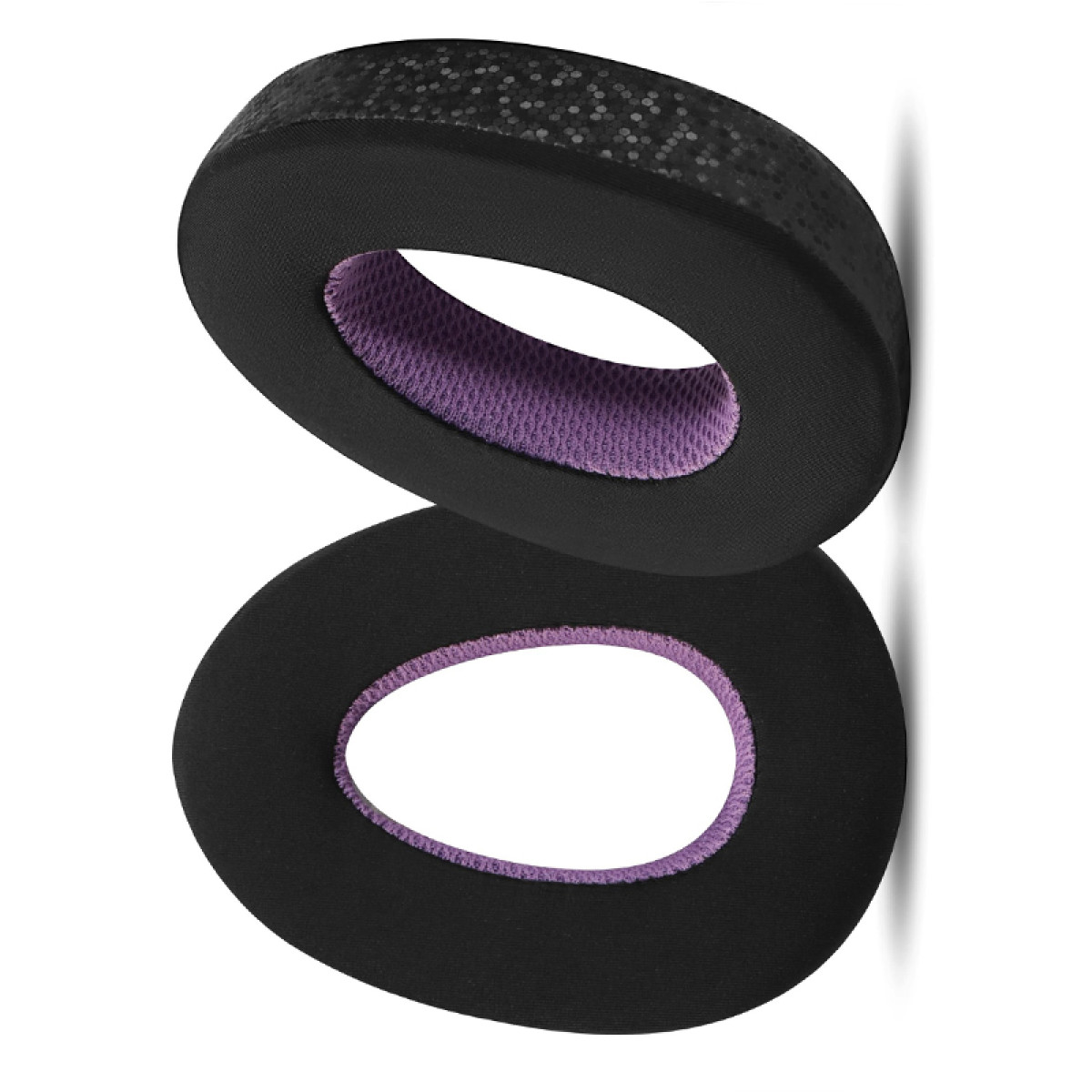 Dwie czarne i fioletowe poduszki na uszy. Jedna jest nad drugą. Fioletowa siatka widoczna w górnej.