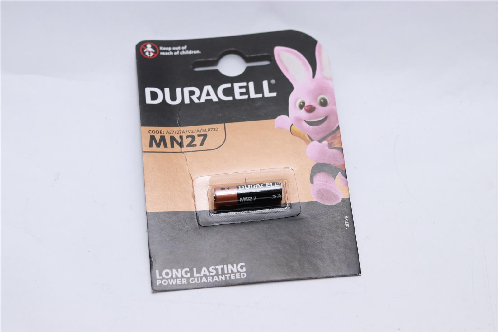 Un pacco batterie Duracell MN27. La confezione è su una superficie bianca.
