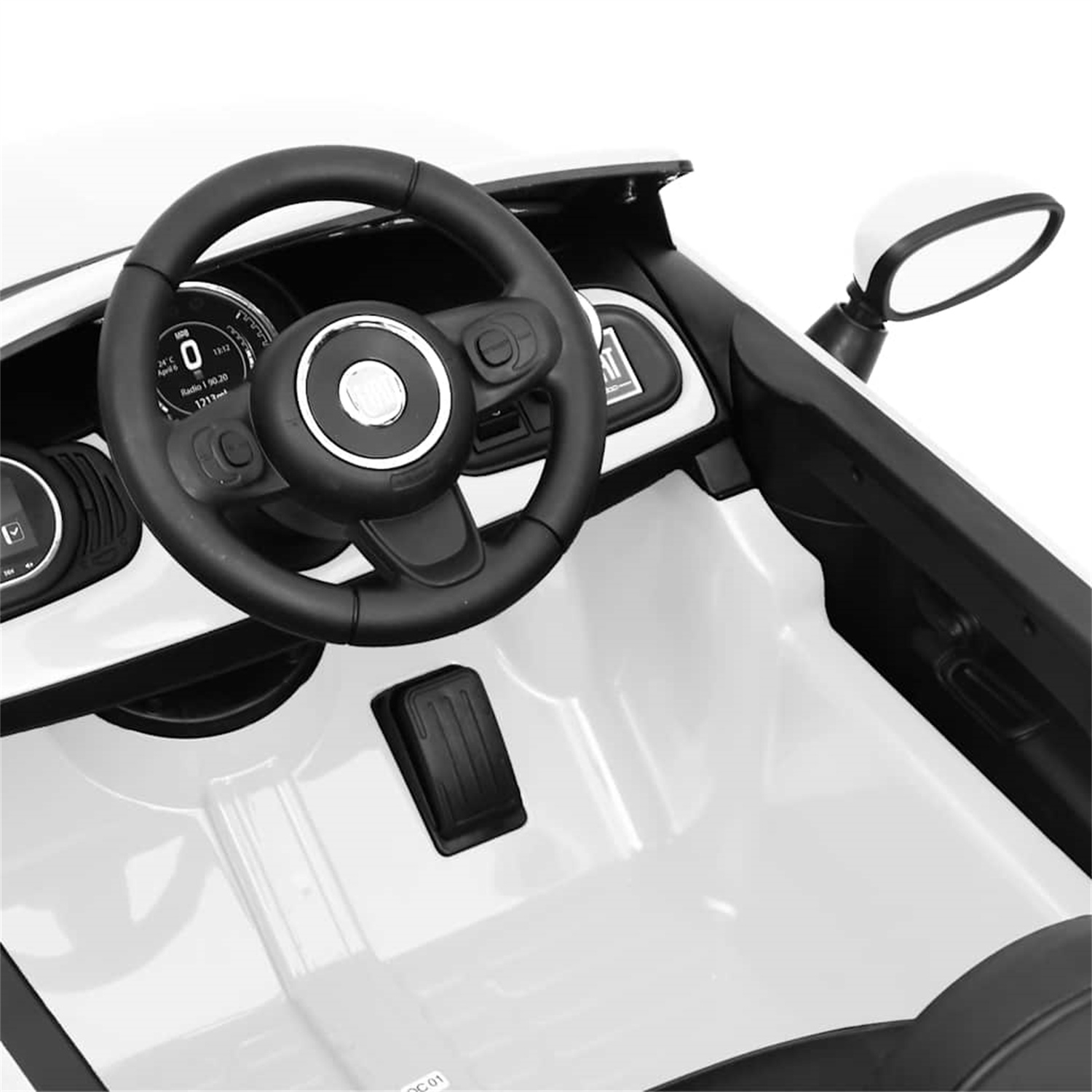 Weißes Spielzeugauto-Interieur mit Lenkrad und Armaturenbrett.