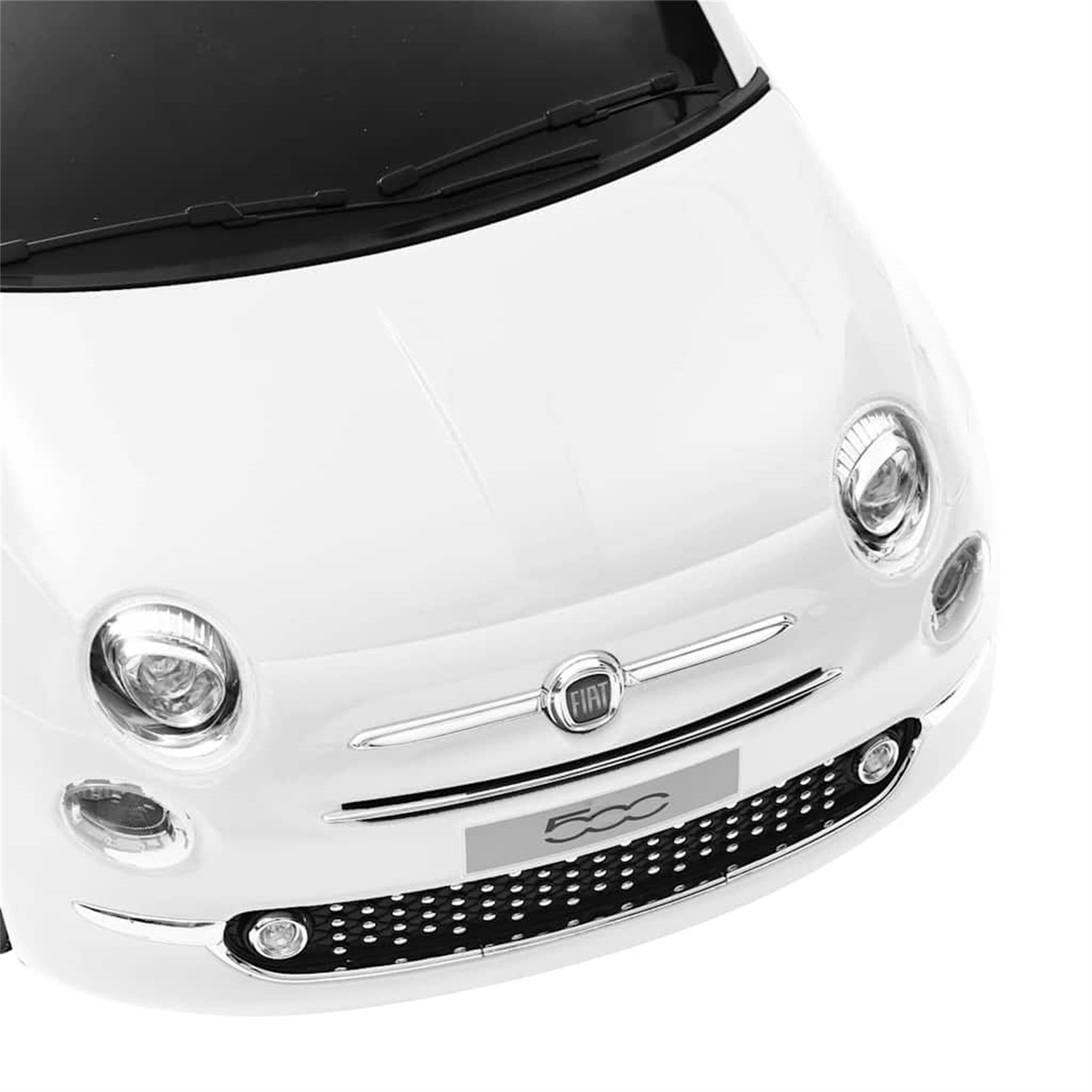 Vorderansicht eines weißen Fiat 500, zeigt Frontlichter, Kühlergrill und Fiat-Logo.