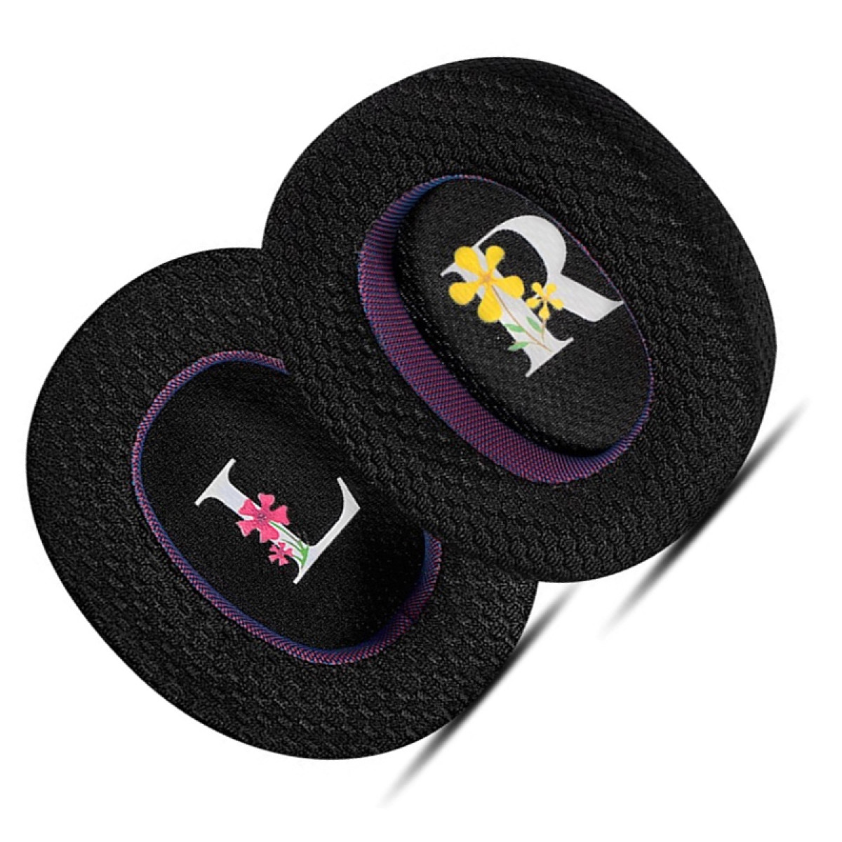 Twee zwarte oorkussens. Eén heeft een geborduurde letter "R" met bloemen, de andere heeft een geborduurde letter "L" met bloemen.