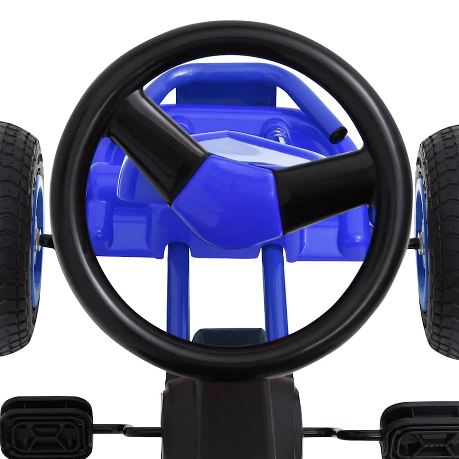 Schwarzes Lenkrad und Vorderseite eines blauen Go-Karts, isoliert auf Weiß.