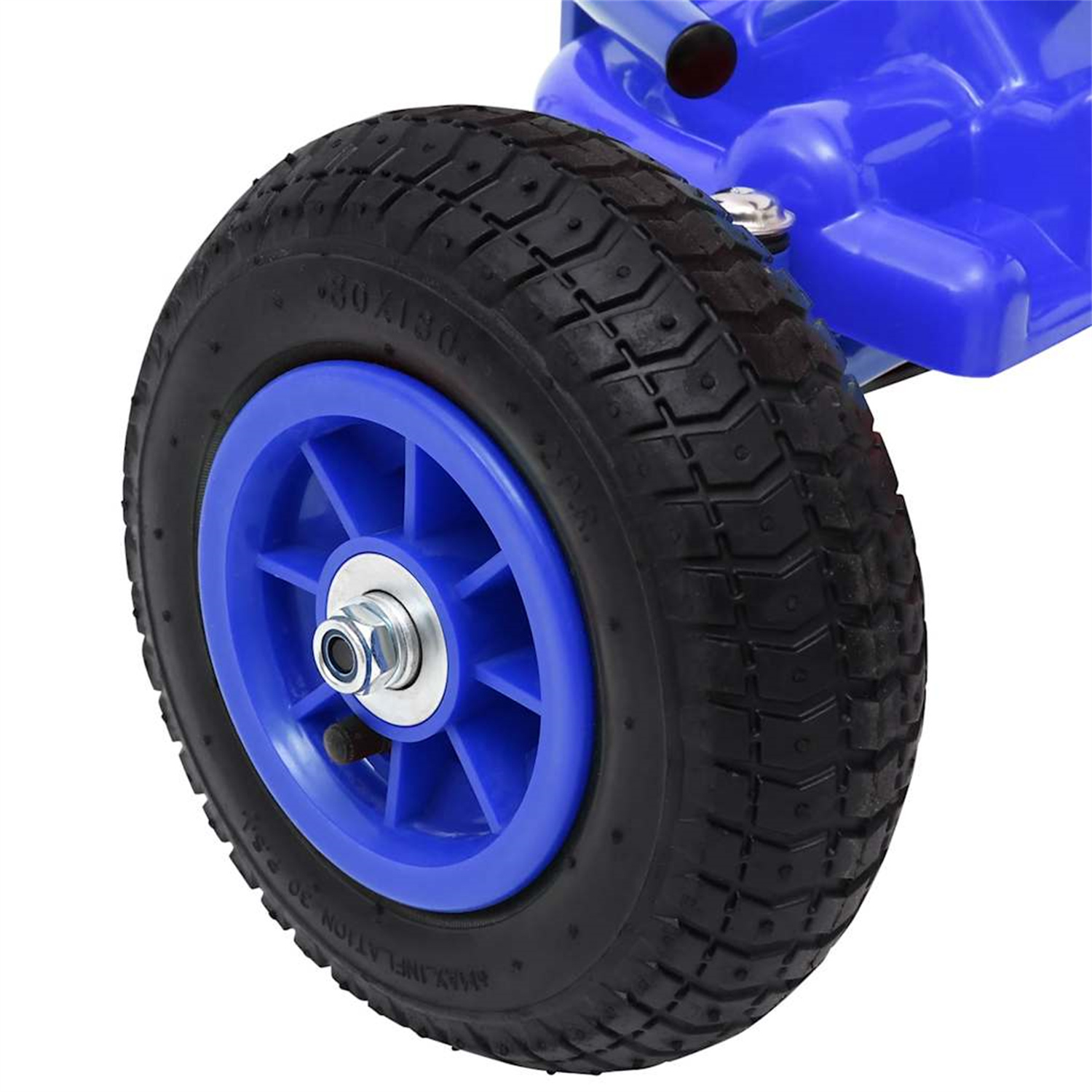 Ein blaues Rad eines Kinderscooters mit einem schwarzen Reifen. Das Rad ist am Rahmen des Rollers befestigt.