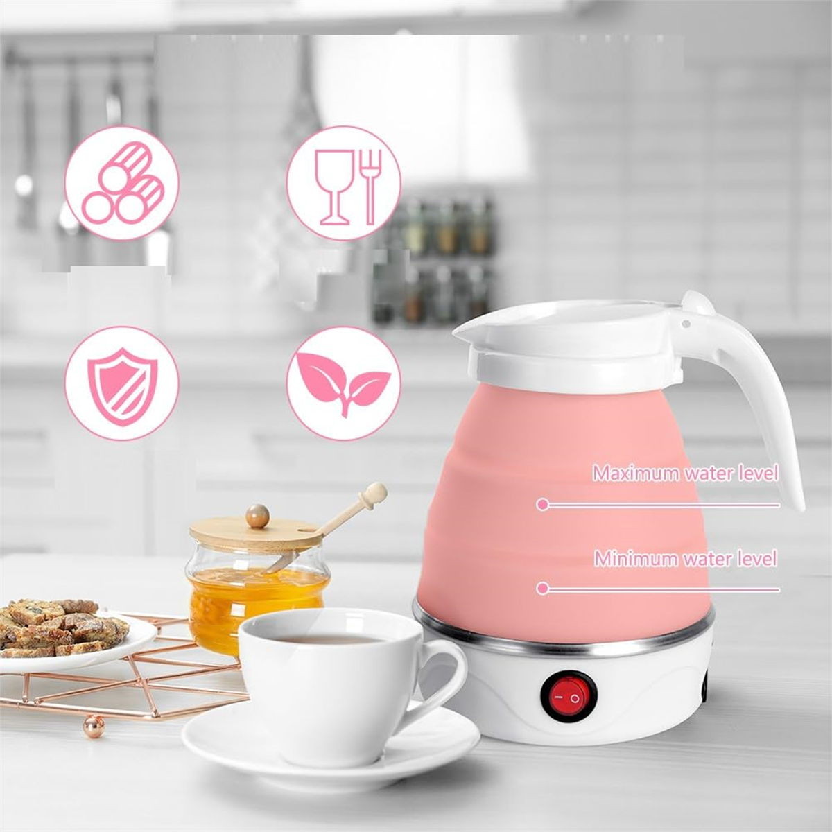 Rosa zusammenklappbarer elektrischer Wasserkocher mit Tasse, Honigglas und Brot. Weißer Hintergrund.