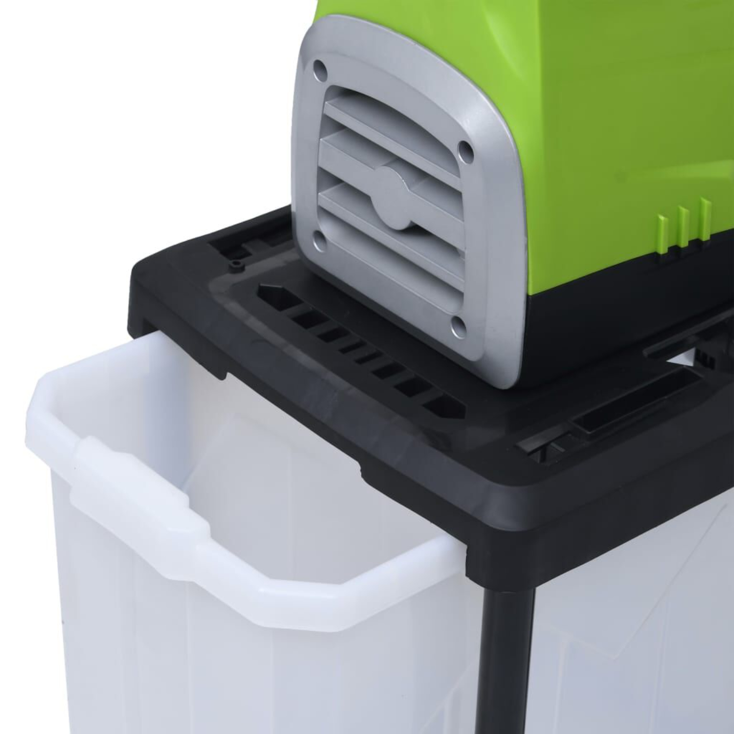 Nahaufnahme eines grünen und schwarzen elektrischen Gartenhäckslers mit weißer Sammelbehälter.