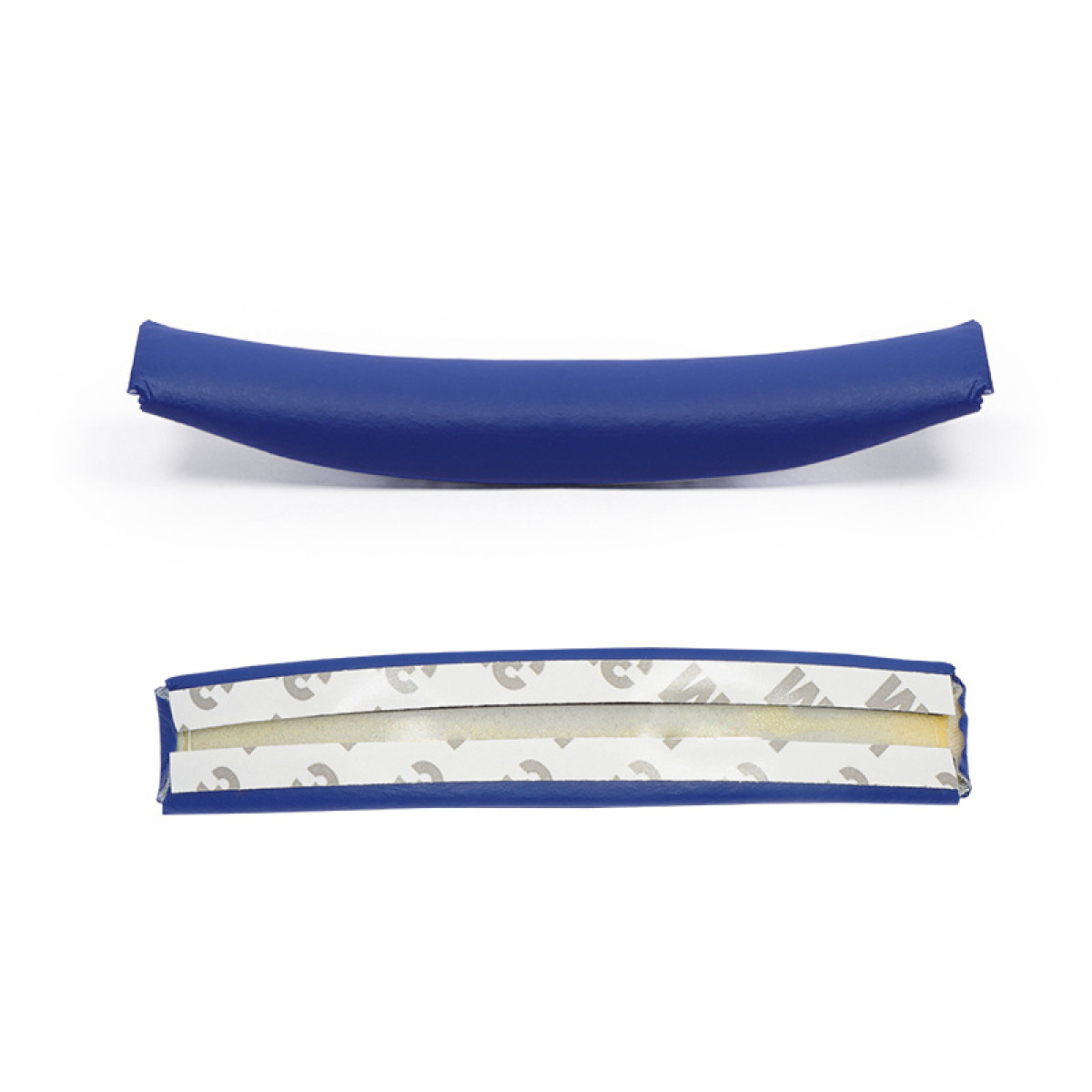 Blauw hoofdbandkussen voor koptelefoon. Achterkant van het kussen. Witte achtergrond.