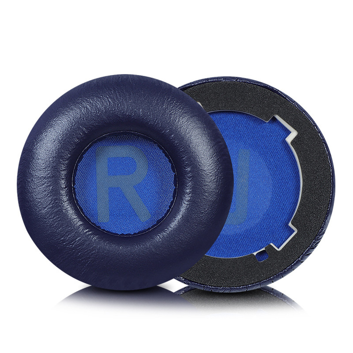 Twee donkerblauwe oorkussens voor een koptelefoon. Links heeft een R en rechts een L.