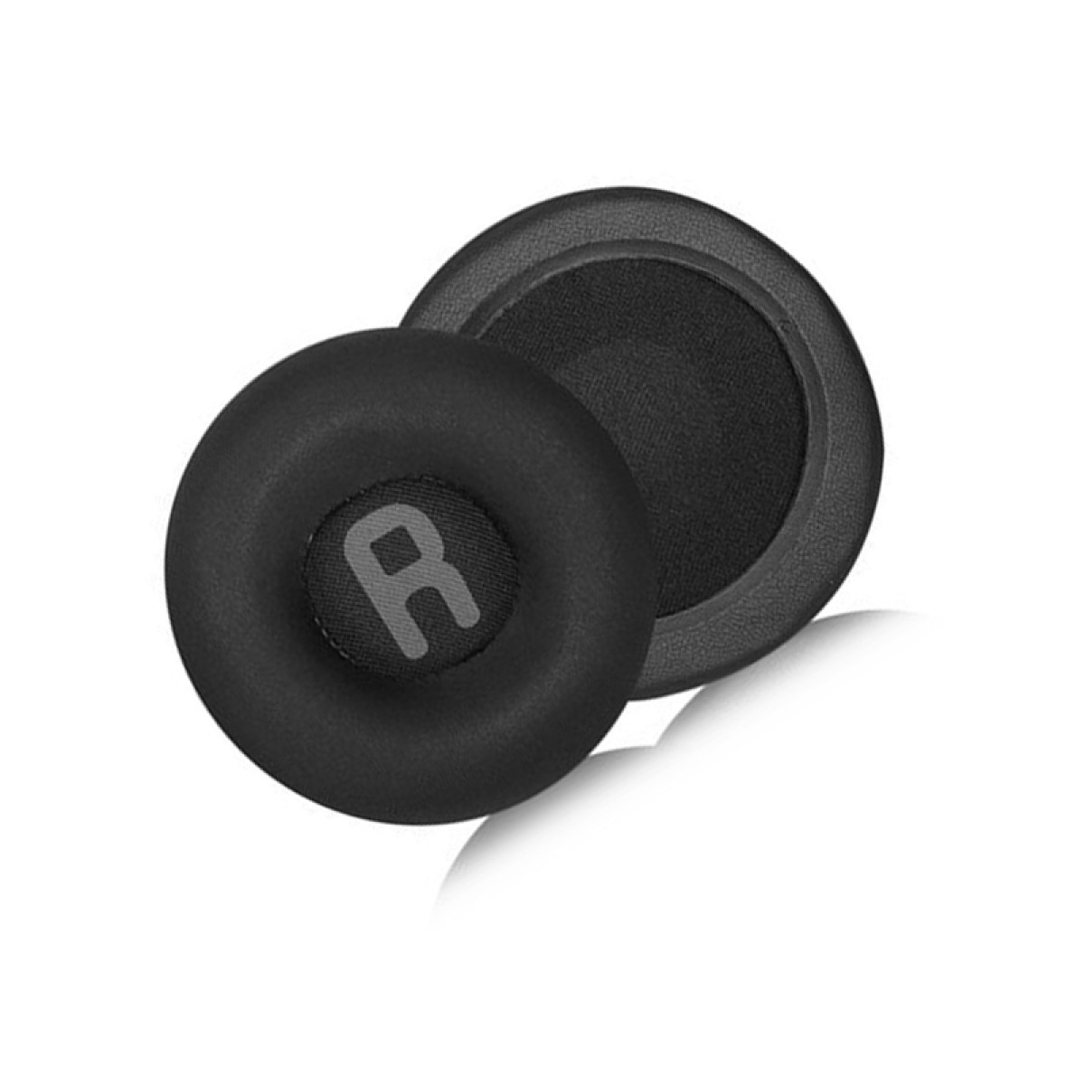 Dwie czarne nausznice. Jedna ma szare „R”. Są okrągłe i wykonane z miękkiego materiału.