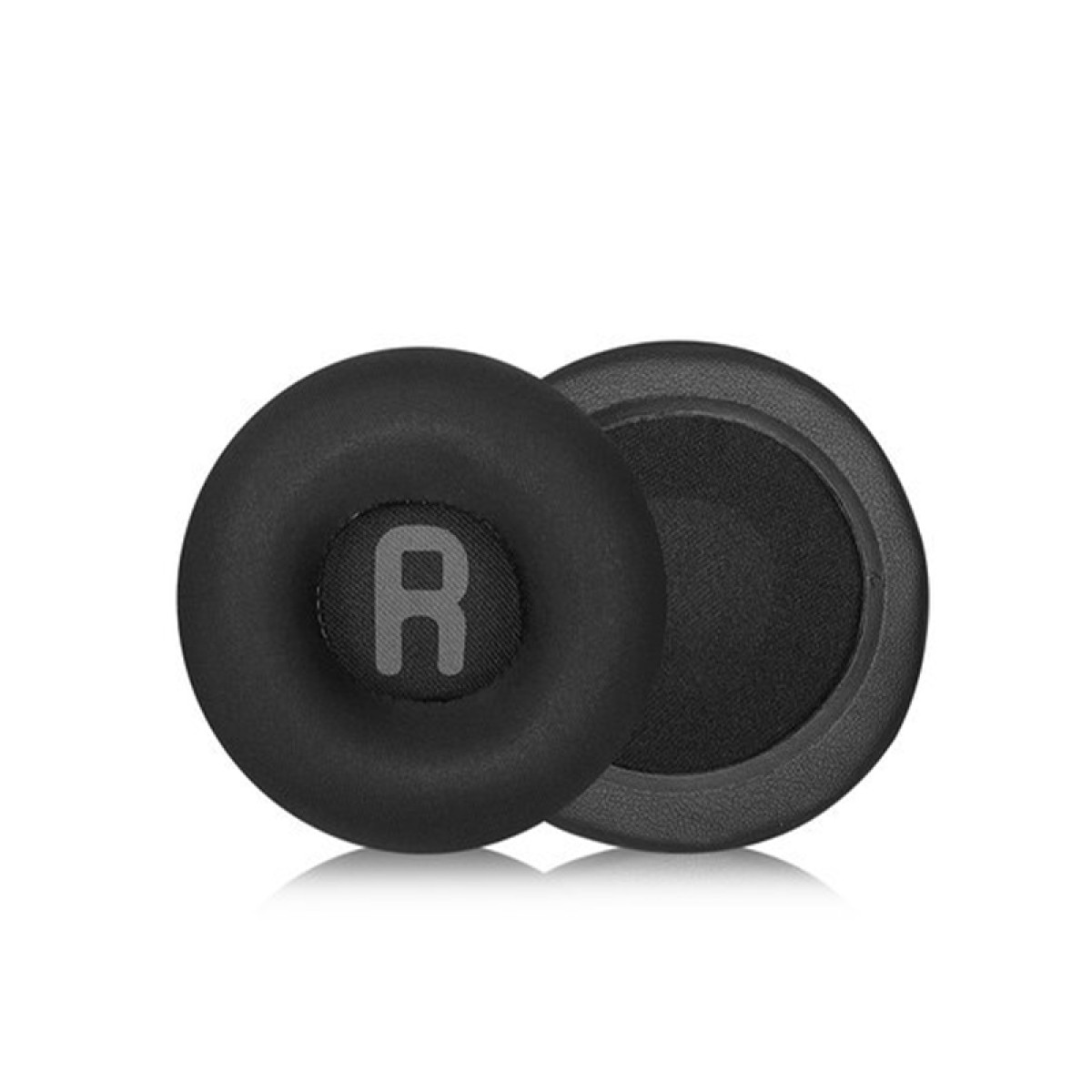 Para czarnych nauszników do słuchawek z literą 'R' na jednym.