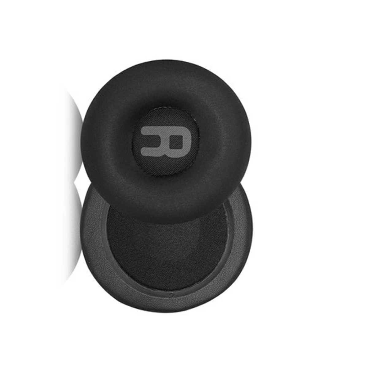 Czarna poduszka na słuchawki z symbolem 'R' na białym tle. Jest częścią słuchawek.