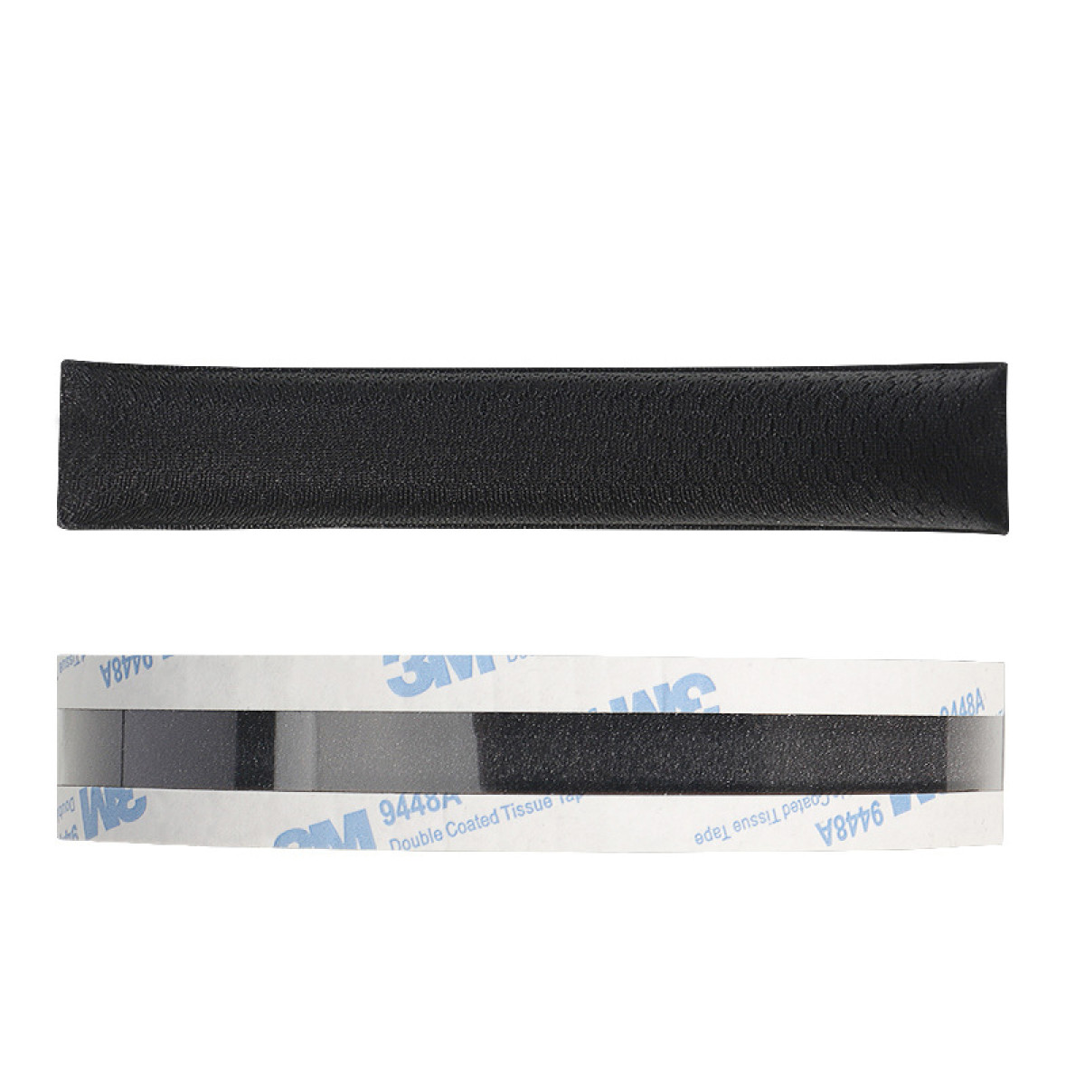 Een zwarte plakstrip met beschermpapier eronder. Het is een dubbelzijdige plakband.