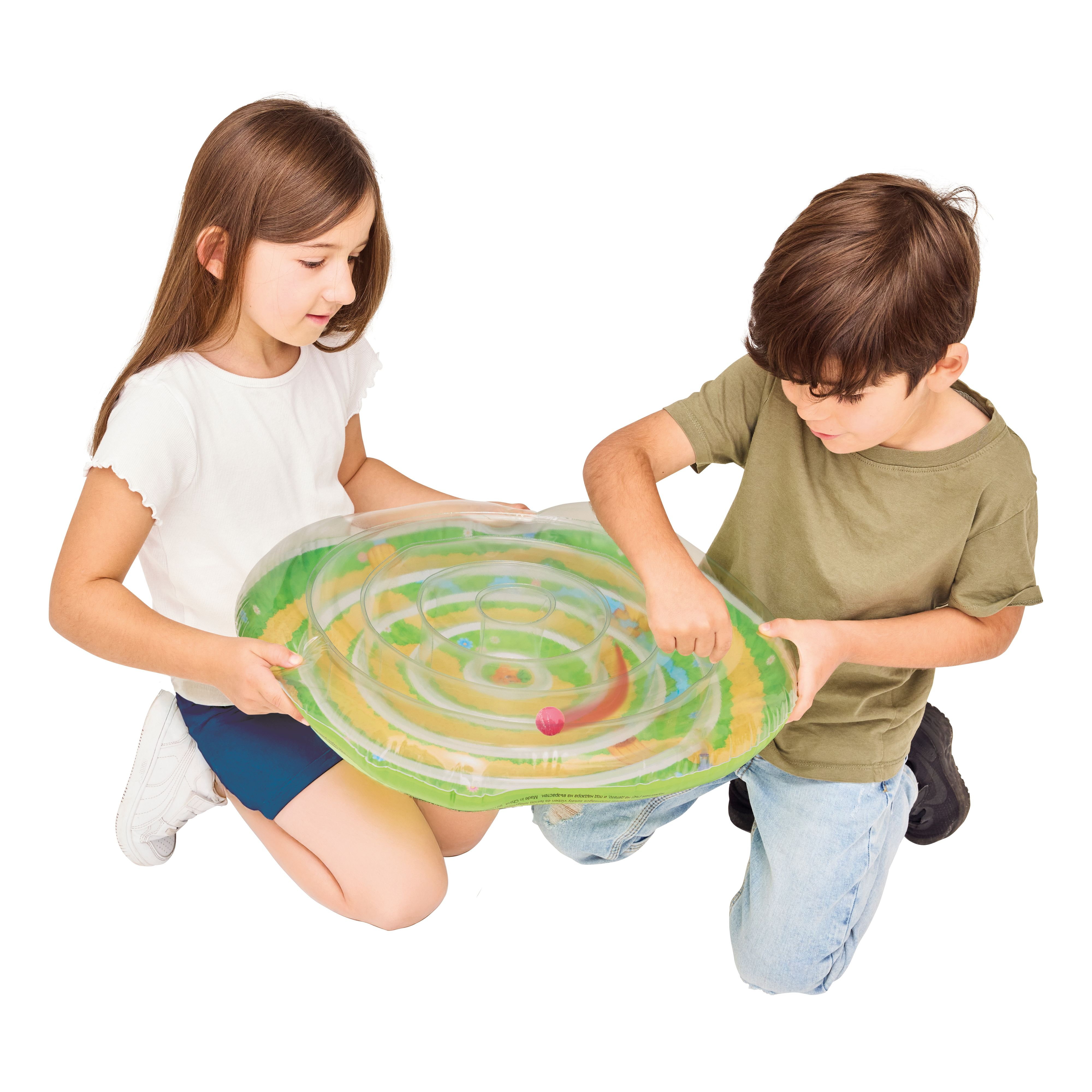 Zwei Kinder halten ein klares, kreisförmiges Labyrinthspiel.