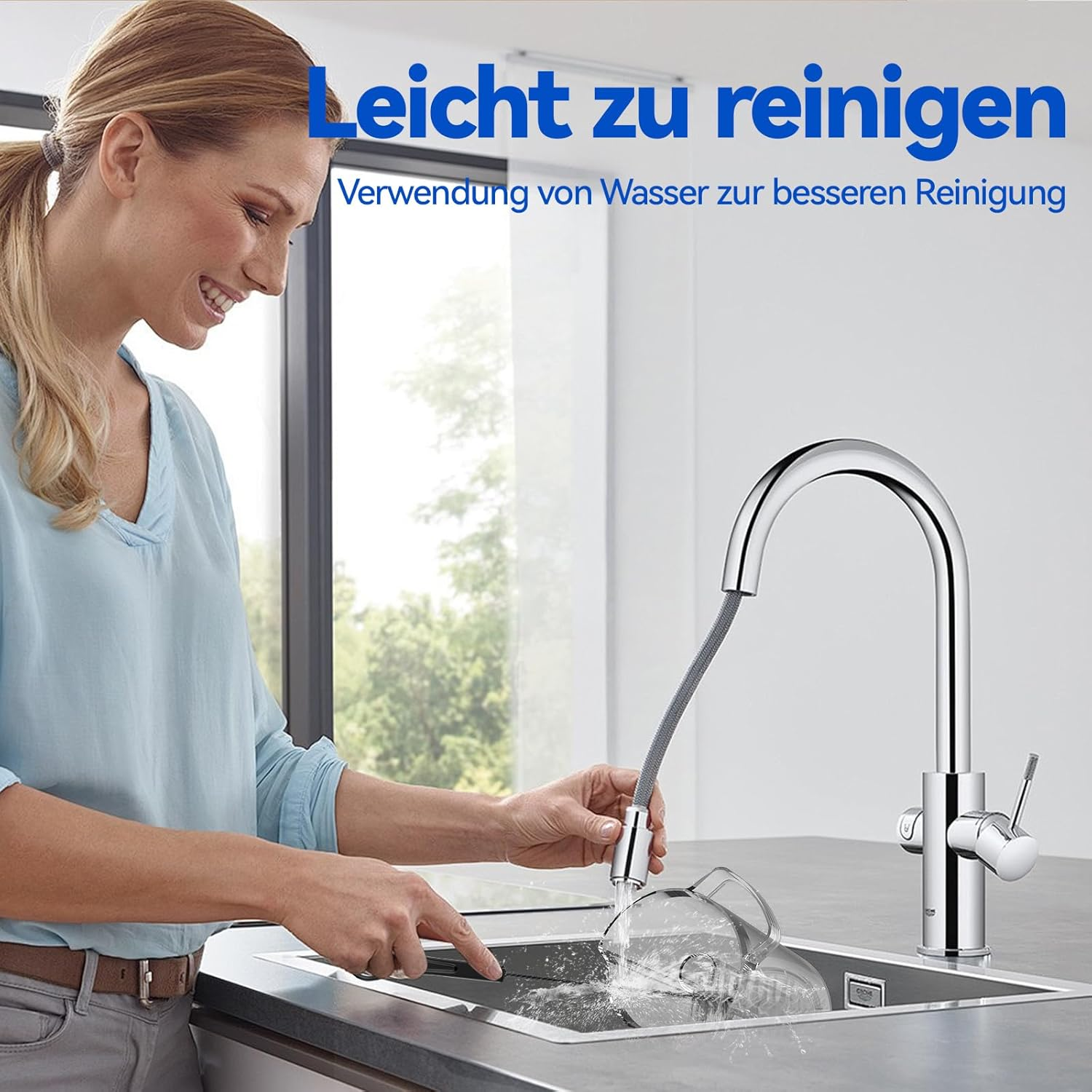 Eine Frau reinigt ein Waschbecken mit einem flexiblen Wasserhahn, Text: "Leicht zu reinigen".