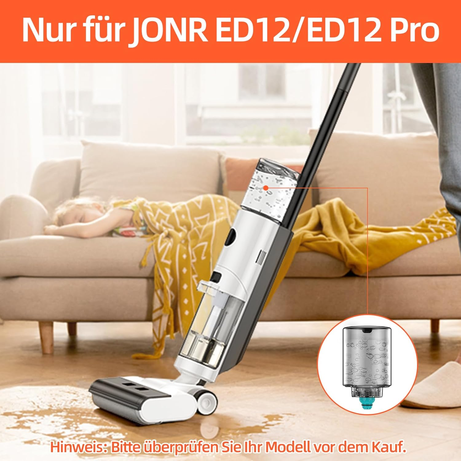Staubsauger mit Person, die neben einer Person auf dem Sofa den Boden saugt.
