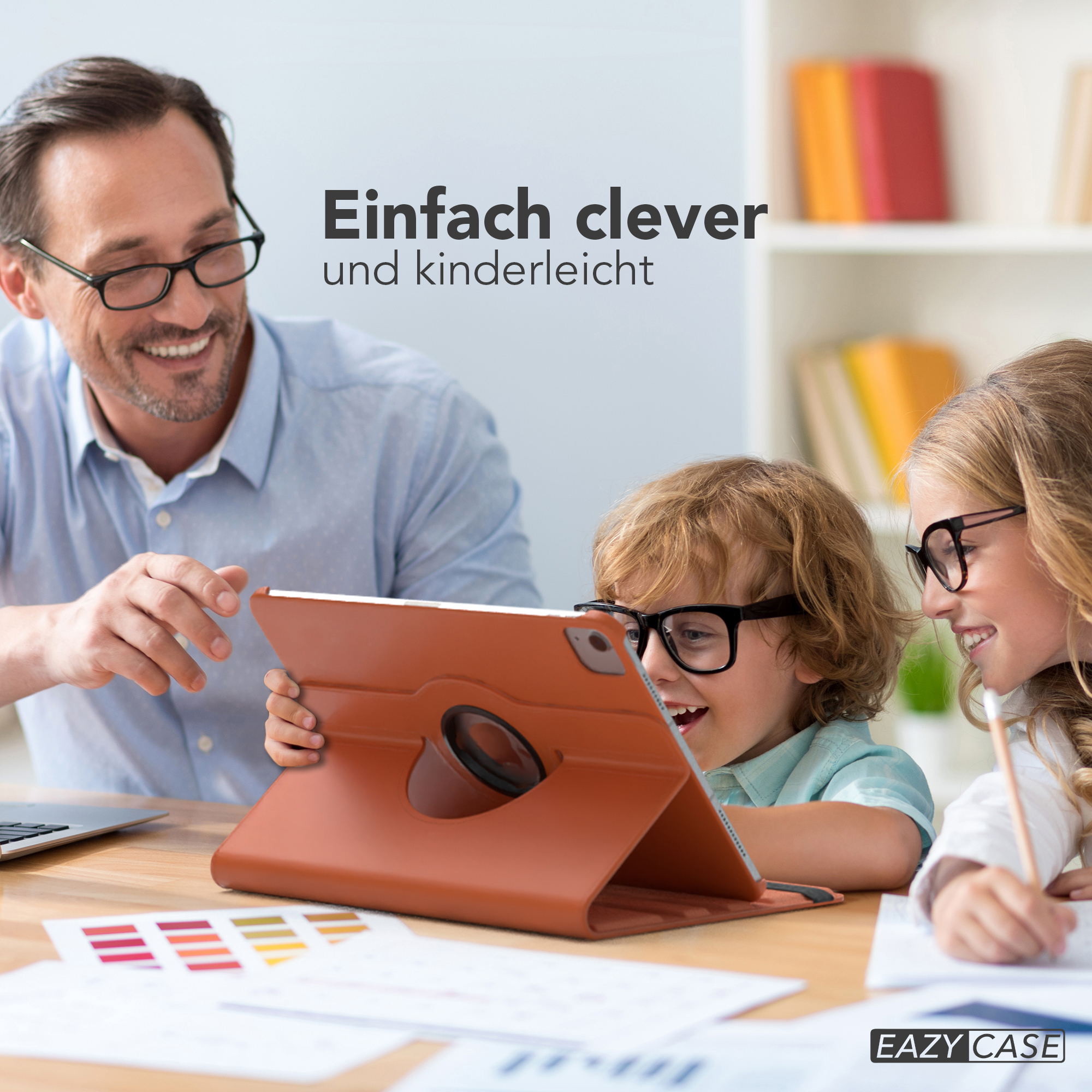 Vater und Kinder betrachten ein Tablet. Das Tablet befindet sich in einer braunen Hülle. Sie sind in einem Raum.