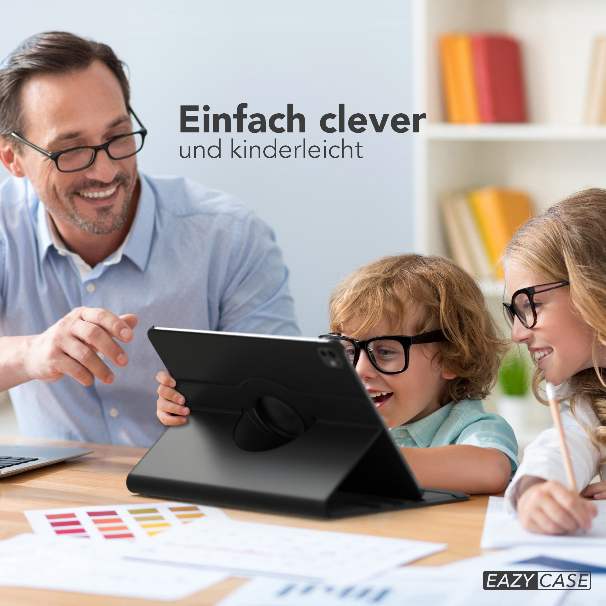 Eine dreiköpfige Familie lächelt auf ein Tablet, eine bunte Designpalette im Vordergrund.