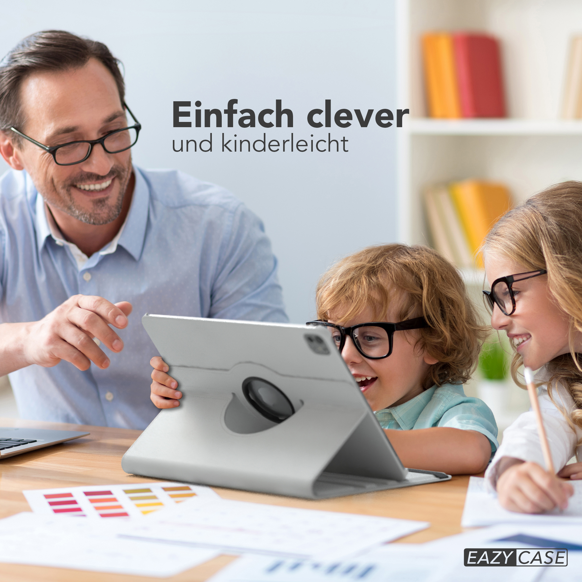 Familie benutzt ein Tablet. Ein Mann und zwei Kinder lächeln auf den Bildschirm.