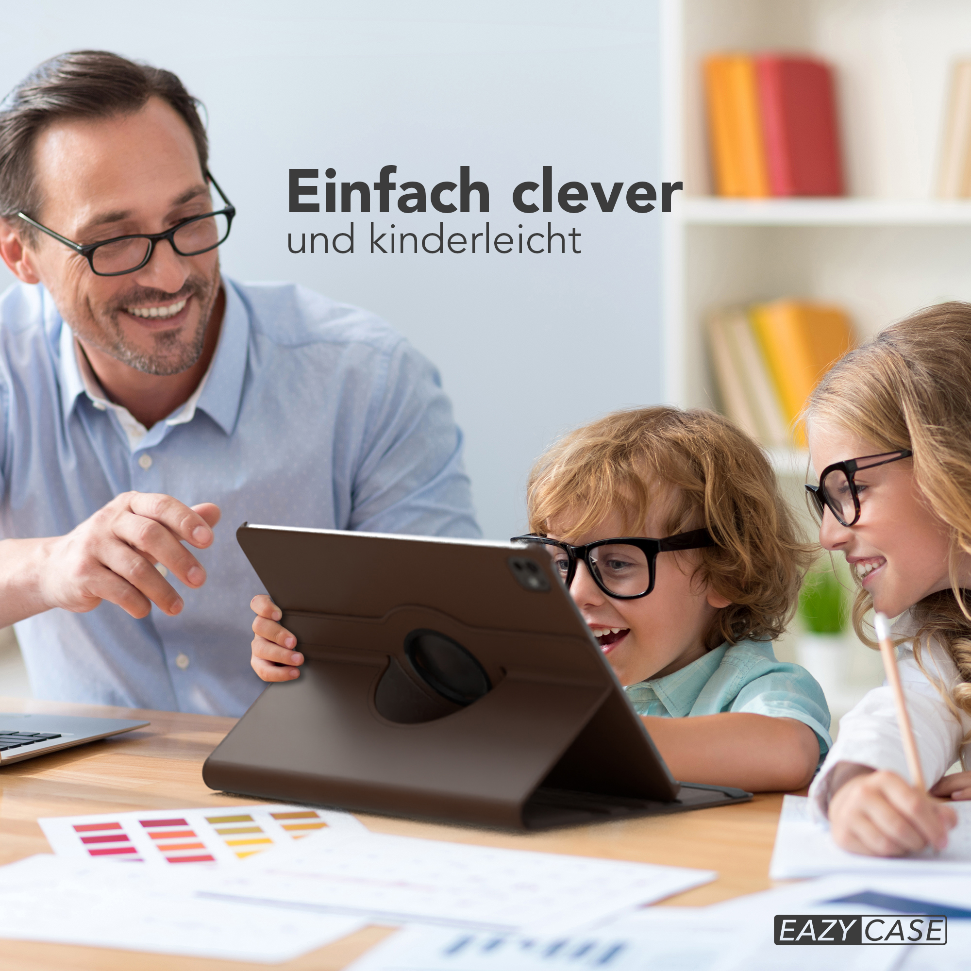Ein Vater und zwei Kinder benutzen ein Tablet. Sie lächeln und schauen auf den Tablet-Bildschirm. In einem hellen Raum.