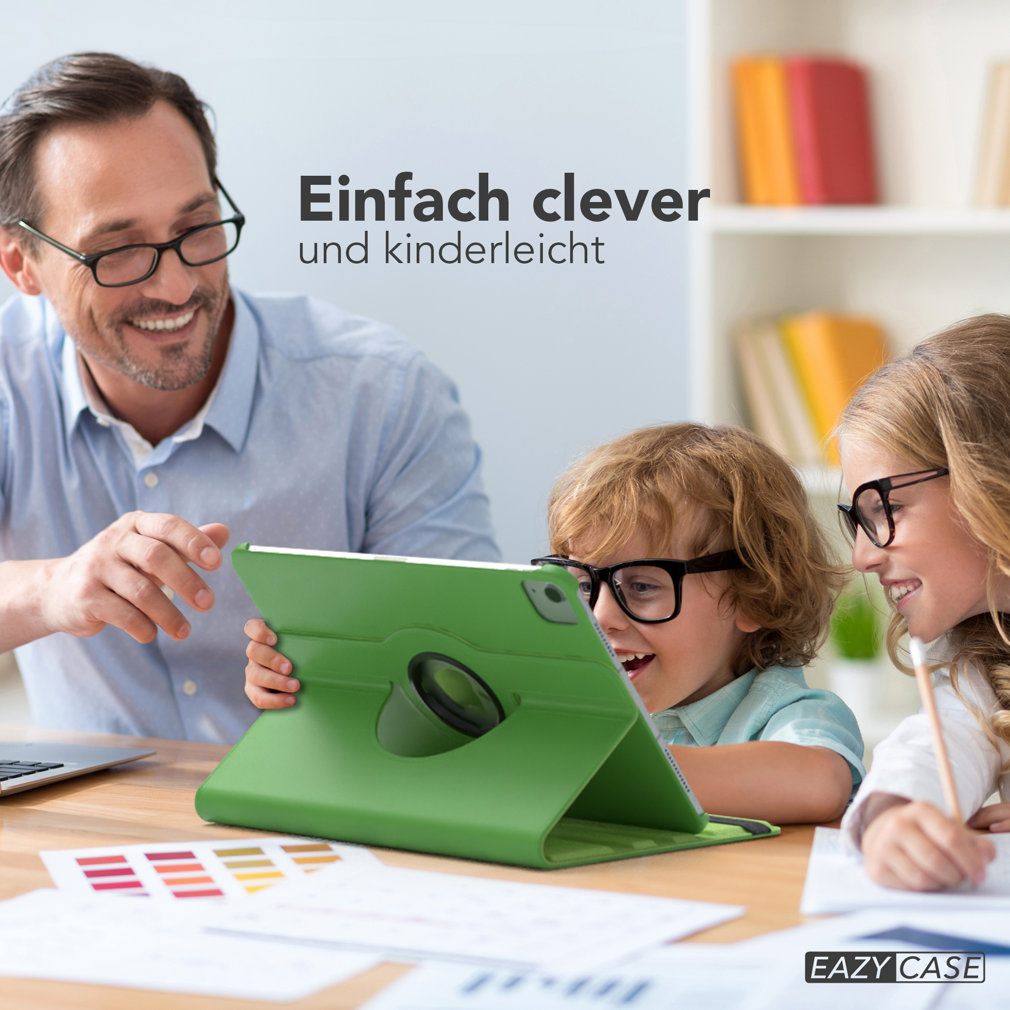 Eine dreiköpfige Familie lächelt auf ein Tablet, eine grüne Hülle, eine bunte Designpalette im Vordergrund.
