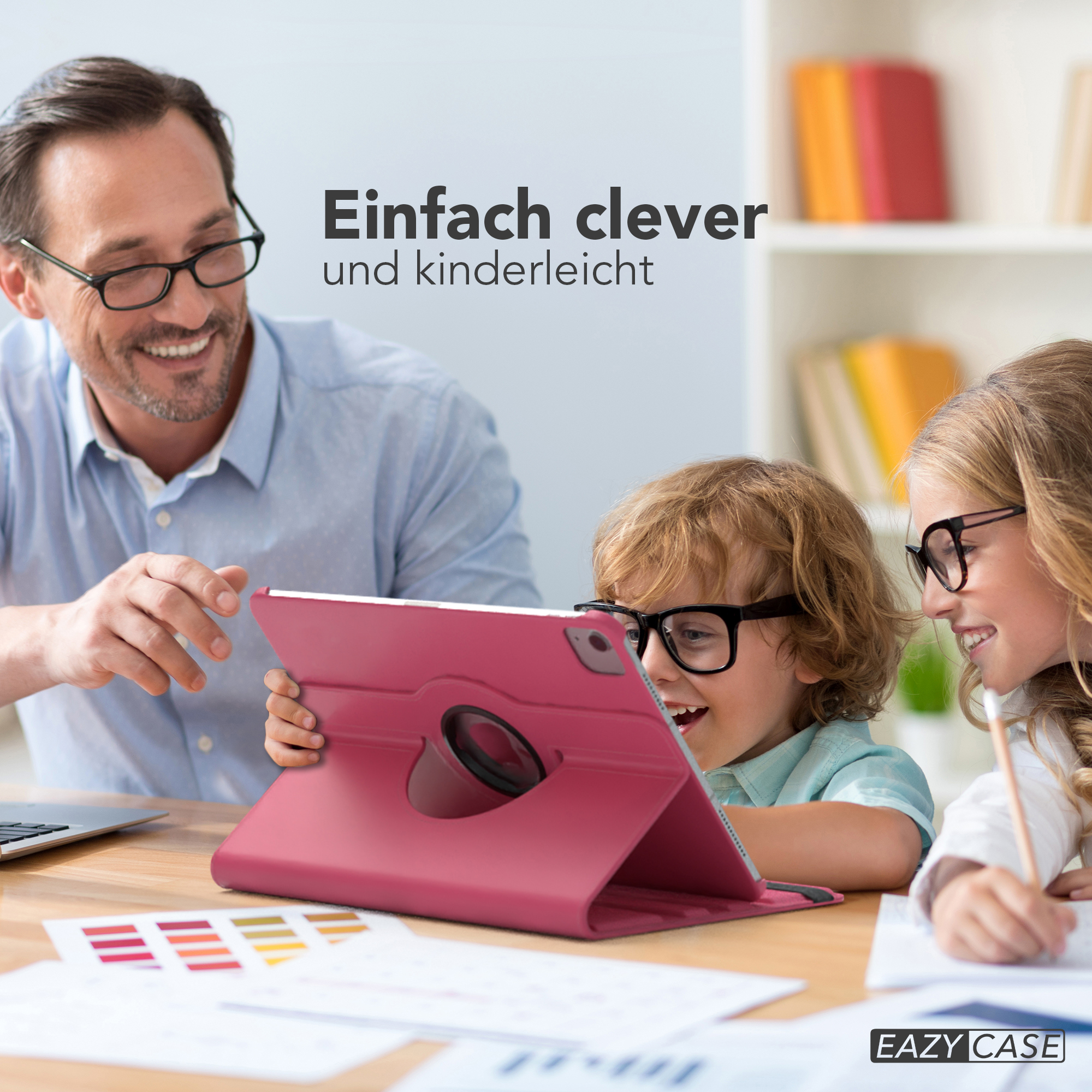 Ein Vater und zwei Kinder benutzen gemeinsam ein Tablet in einer häuslichen Umgebung.