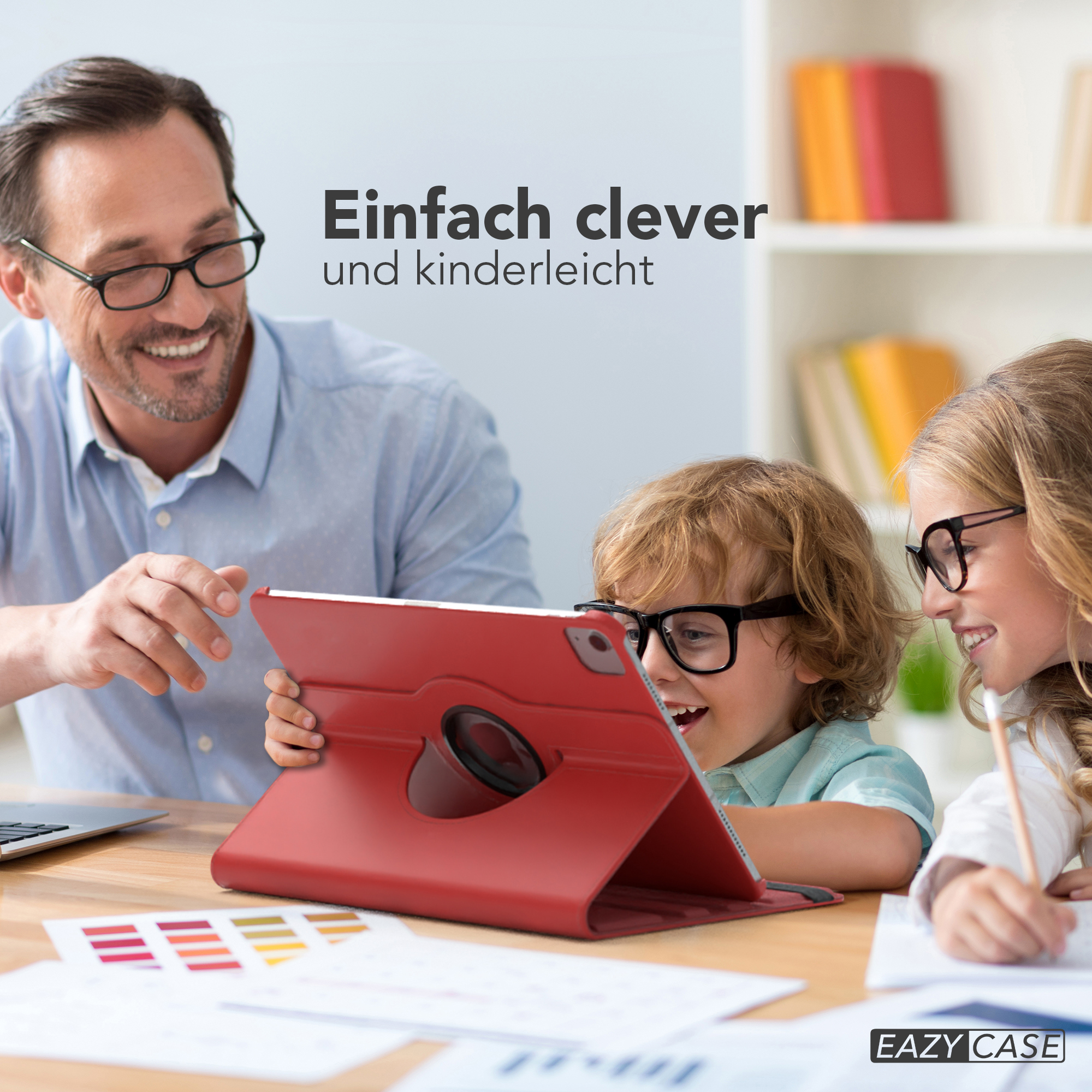 Ein Vater und zwei Kinder schauen auf ein rotes Tablet. Text: Einfach clever und kinderleicht.