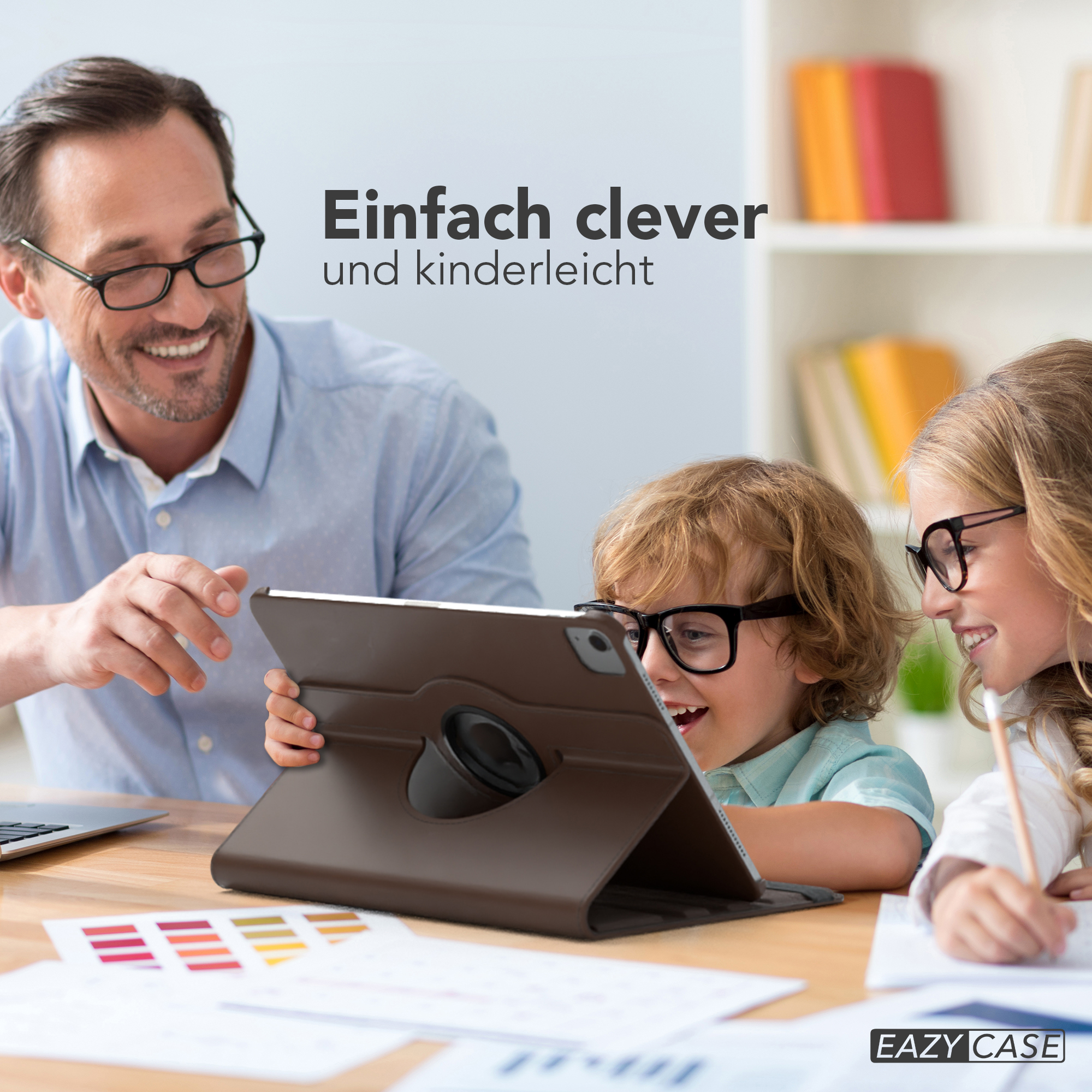 Ein Mann und zwei Kinder schauen auf ein Tablet. Sie lächeln, und die Hülle ist braun.