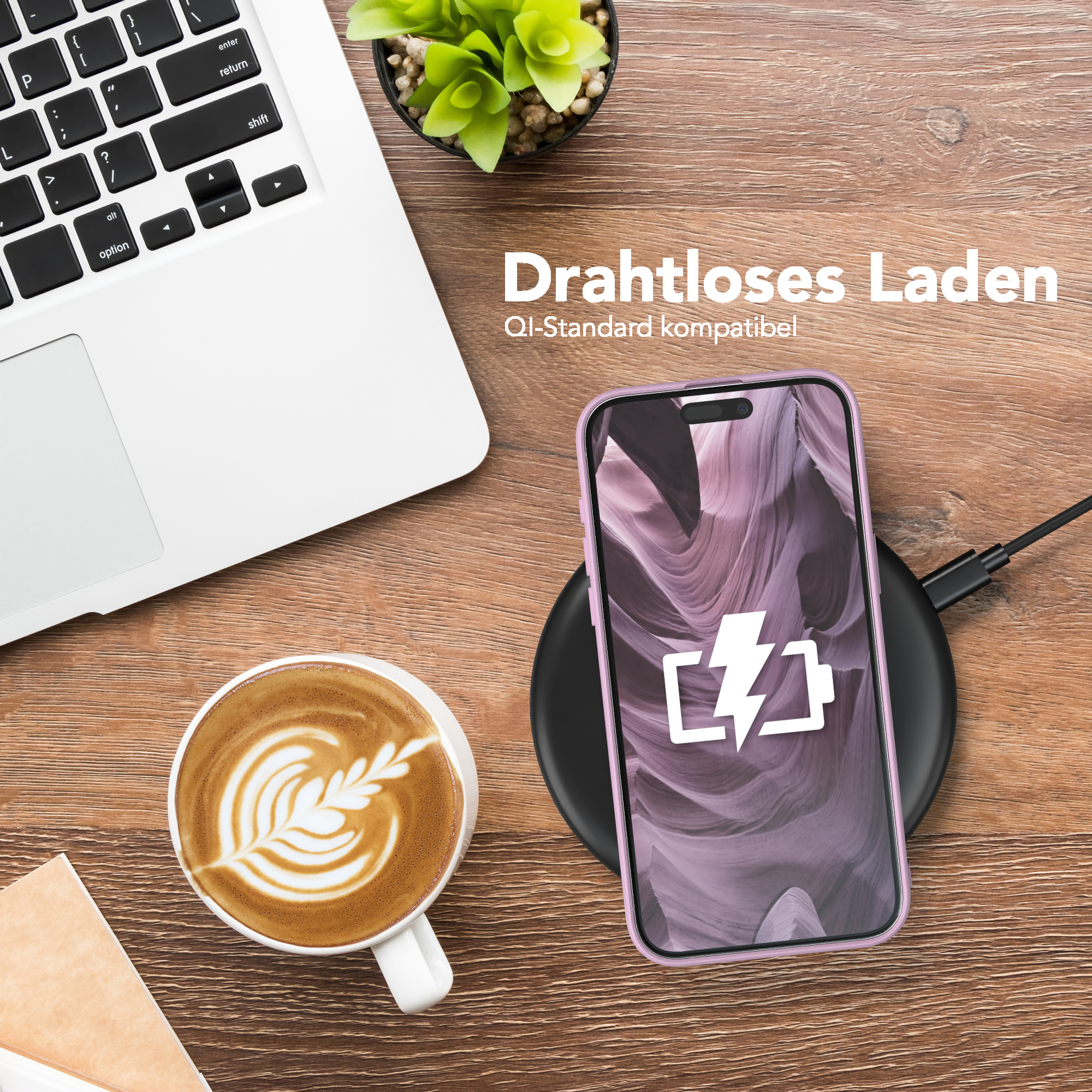 Ein Telefon auf einem kabellosen Ladegerät mit einer Kaffeetasse und einem Laptop auf einem Holztisch.
