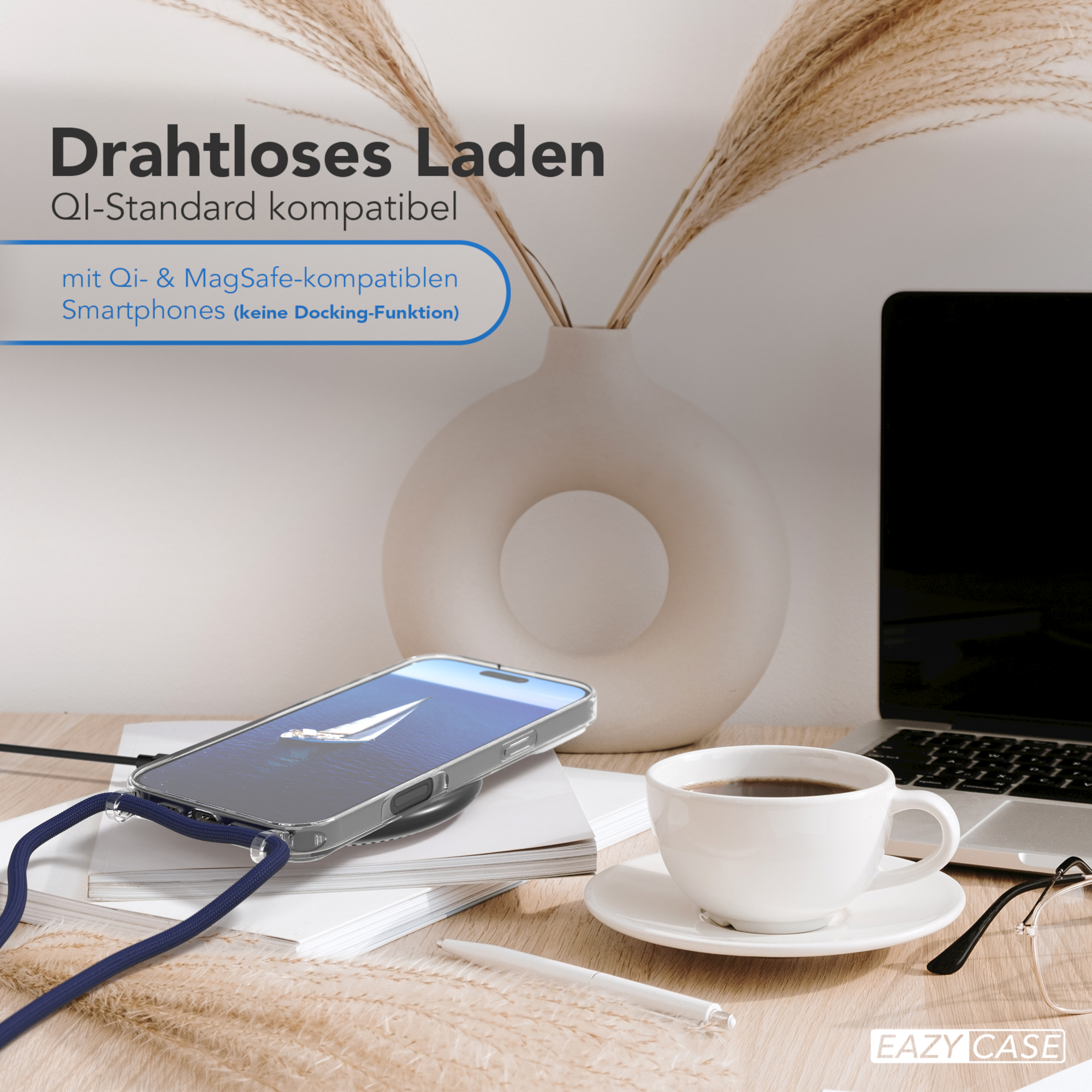 Telefon lädt auf kabellosem Ladegerät, mit Kaffee und Laptop auf dem Schreibtisch.