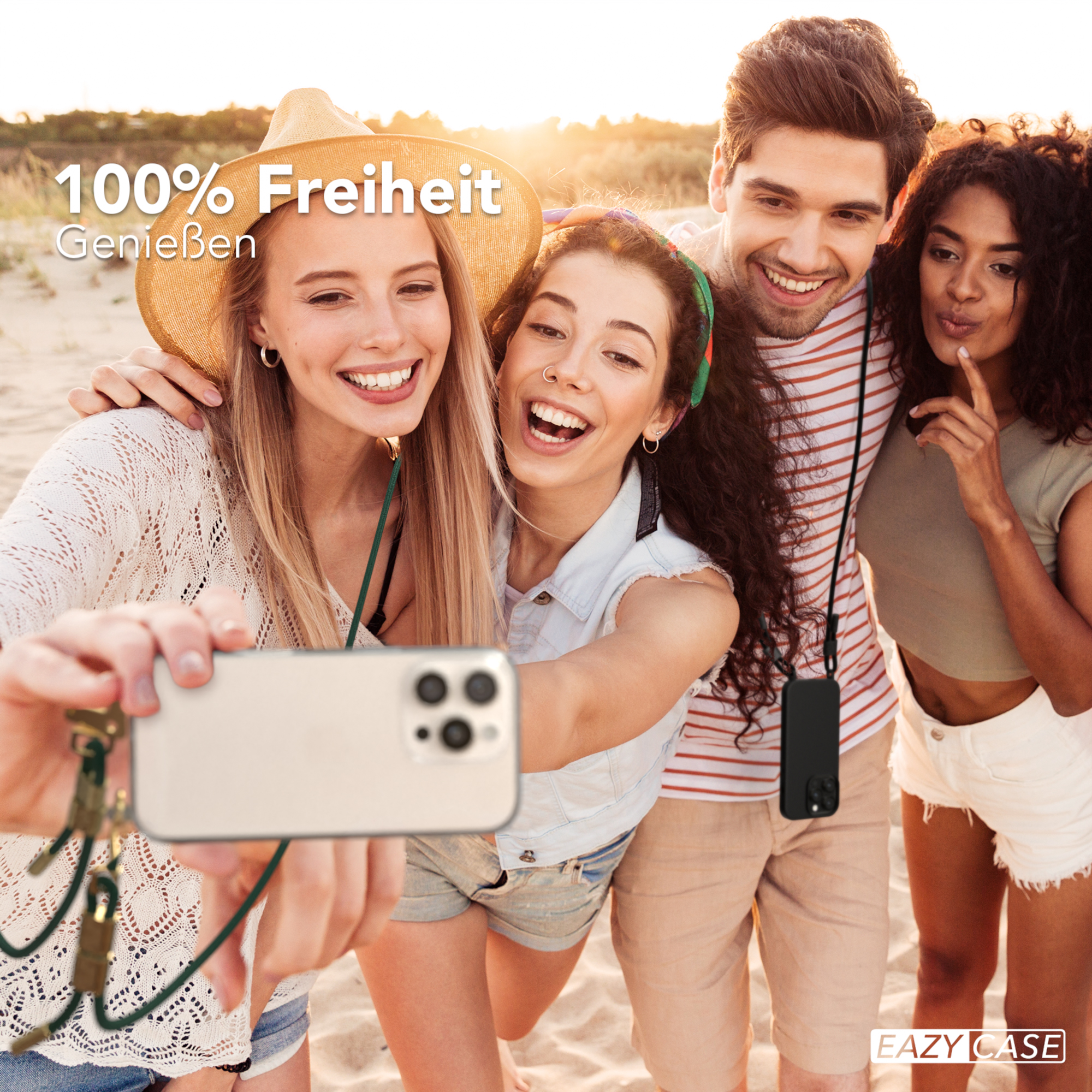 Vier Freunde machen ein Selfie am Strand, lächelnd, mit Handyhülle.