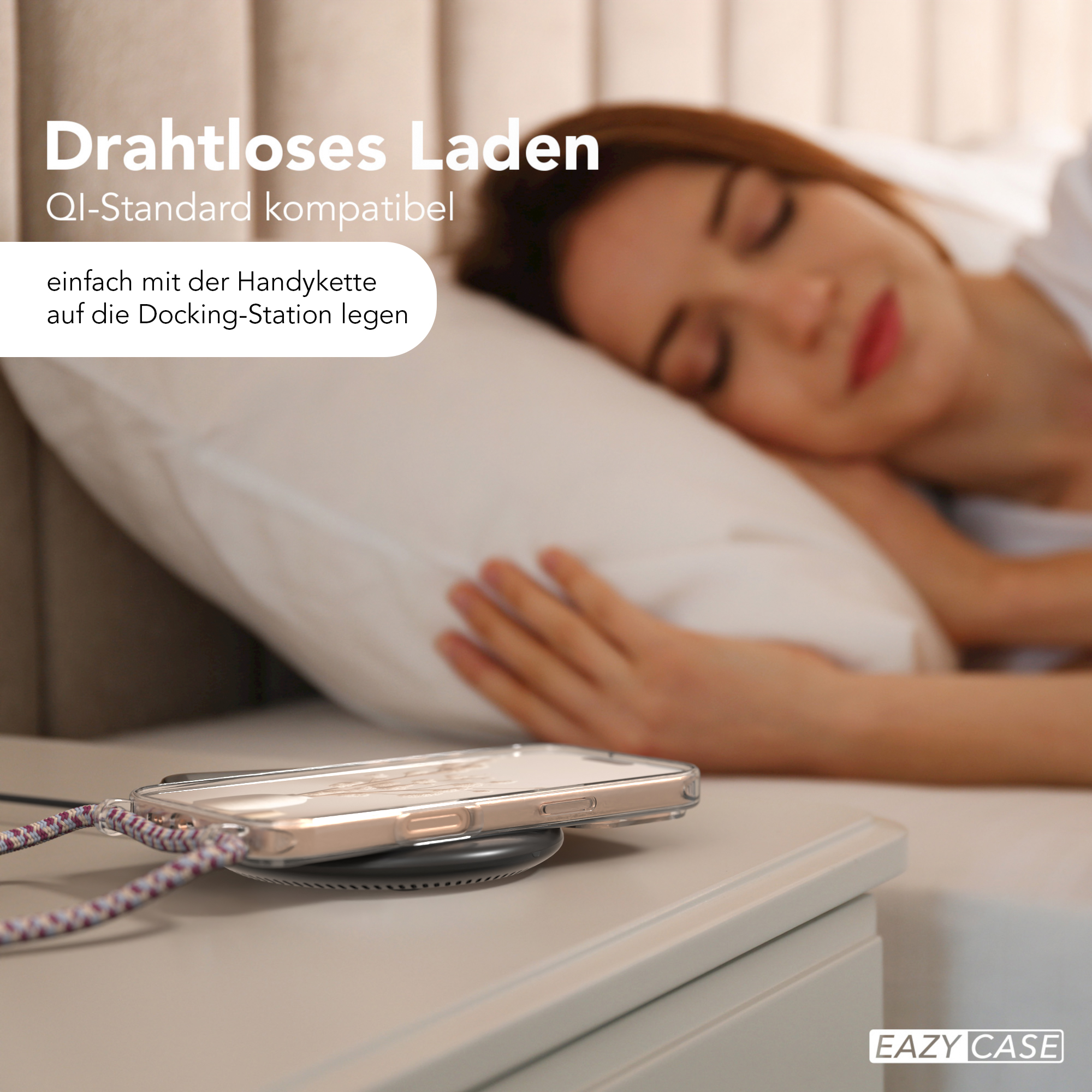 Schlafende Frau, Telefon auf Ladestation auf dem Nachttisch. Das Telefon ist in einer Hülle.