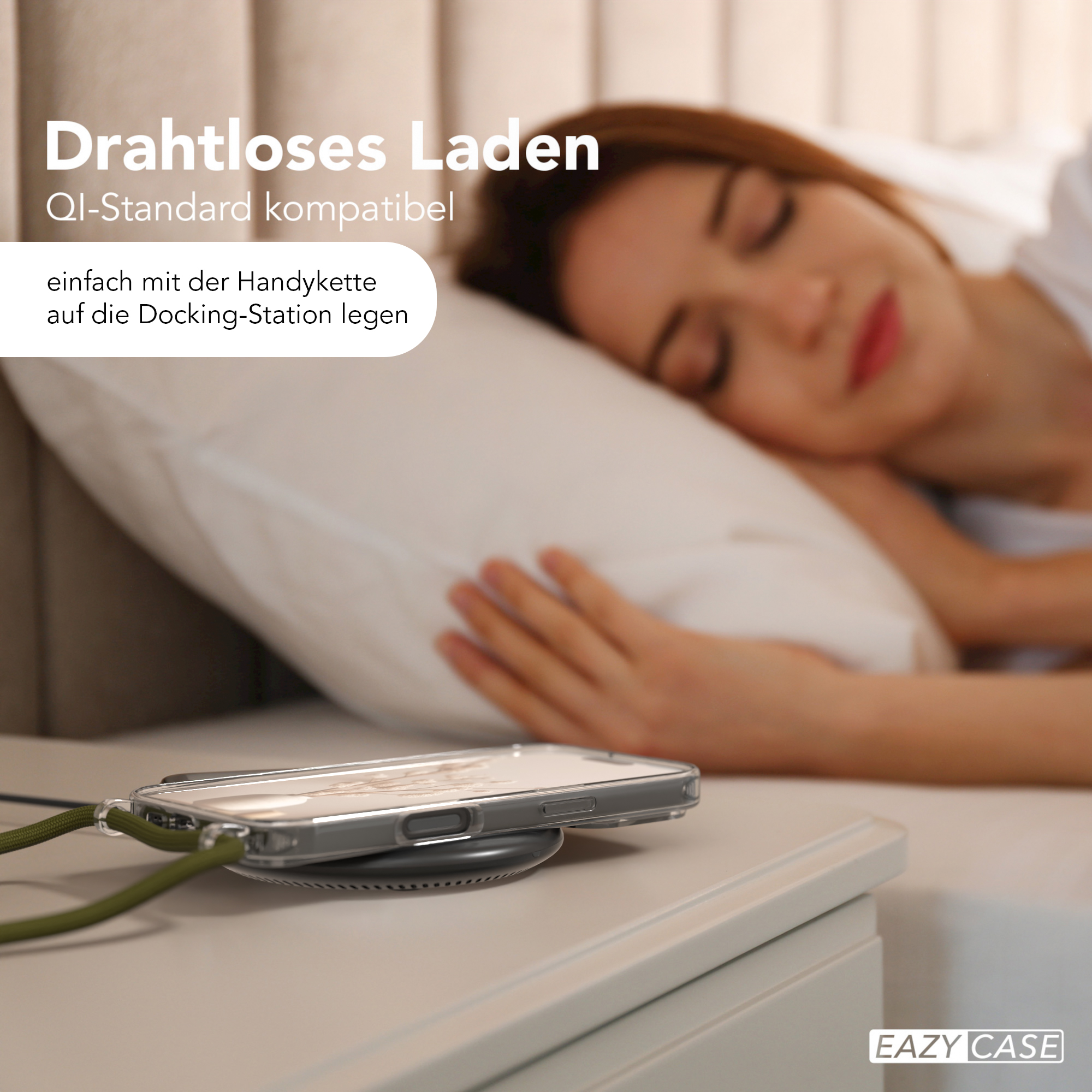 Frau schläft neben einem Telefon, das auf einem kabellosen Ladegerät geladen wird. Weiße Bettwäsche und Nachttisch.
