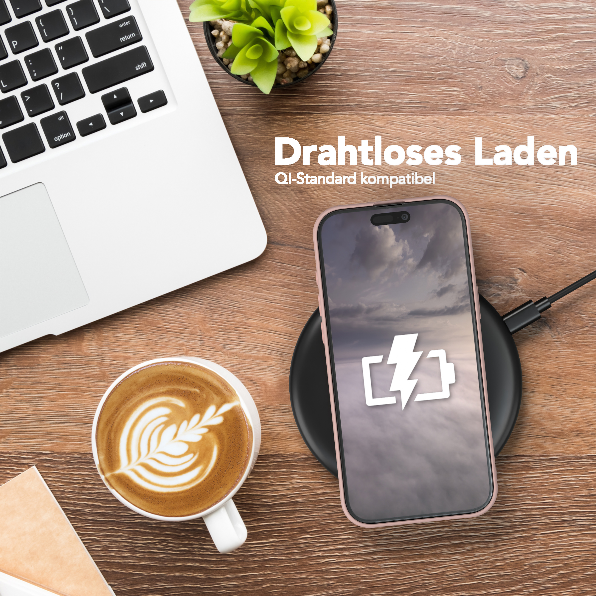 Laptop, Kaffee und Telefon auf einem Holztisch. Ein Telefon wird kabellos geladen. Eine Pflanze ist im Hintergrund.
