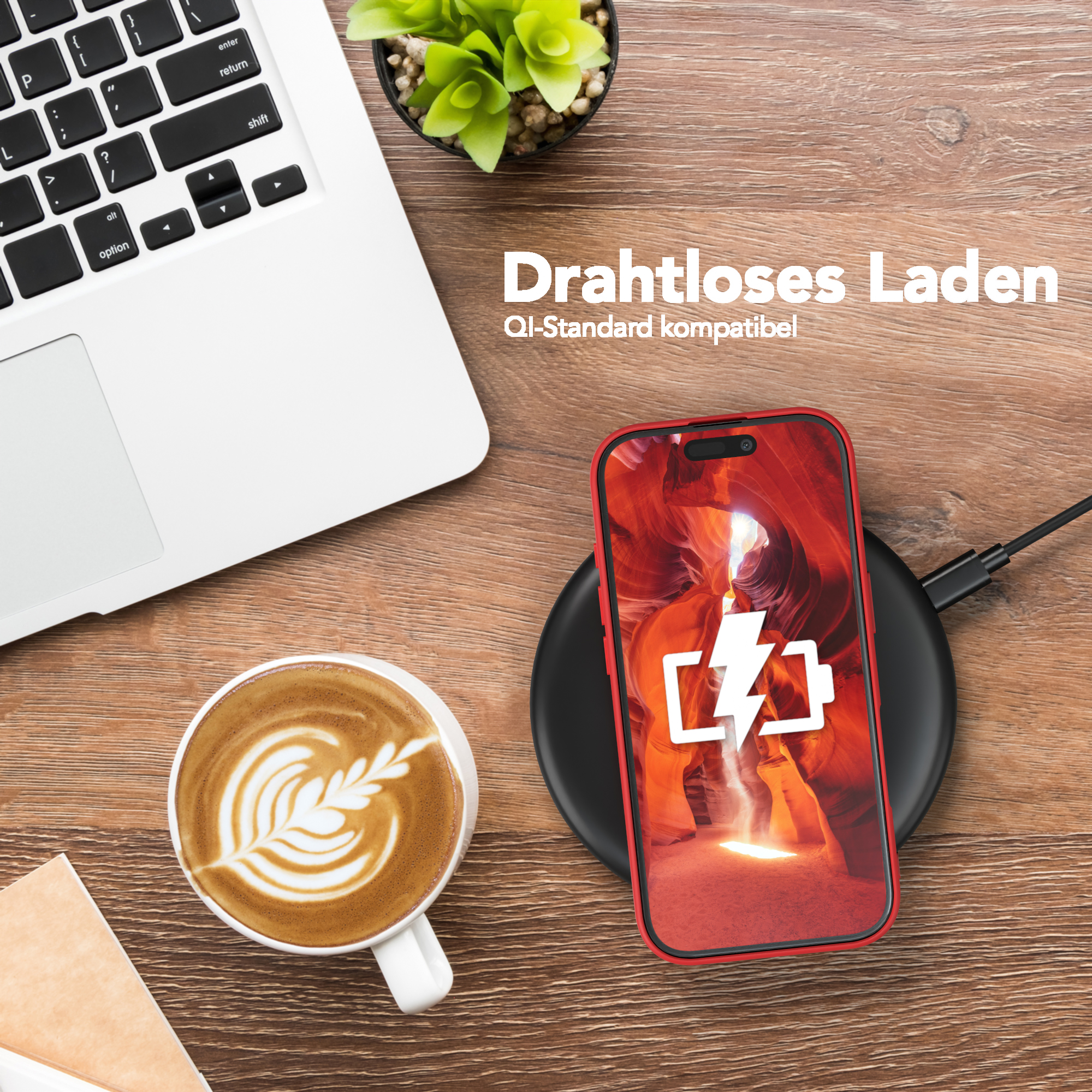 Telefon in roter Hülle, der auf einem kabellosen Ladegerät geladen wird. Ein Laptop und eine Kaffeetasse sind in der Nähe.