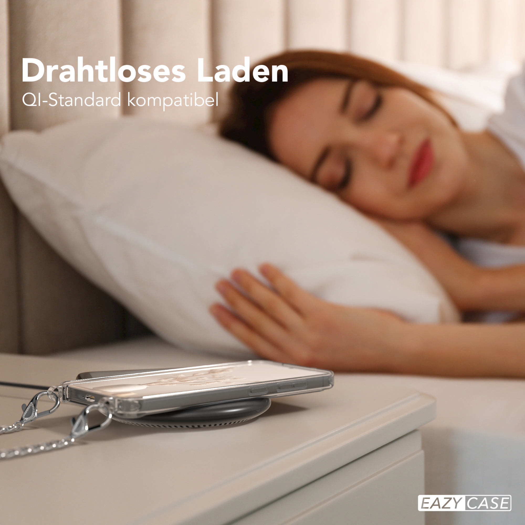 Frau schläft im Bett, mit Telefon, das drahtlos auf einem Nachttisch geladen wird.
