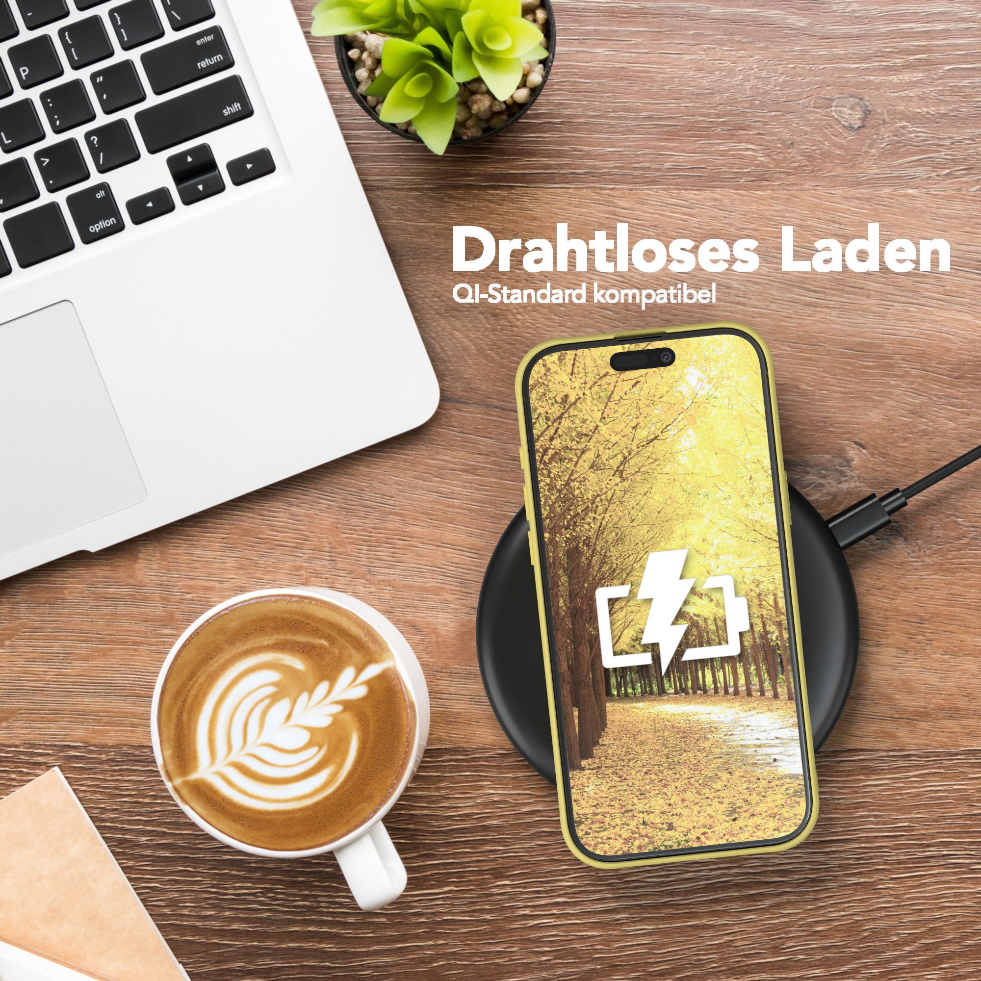 Telefon lädt kabellos. Text: Kabelloses Laden. Kaffee, Laptop und Pflanze auf Holzschreibtisch.