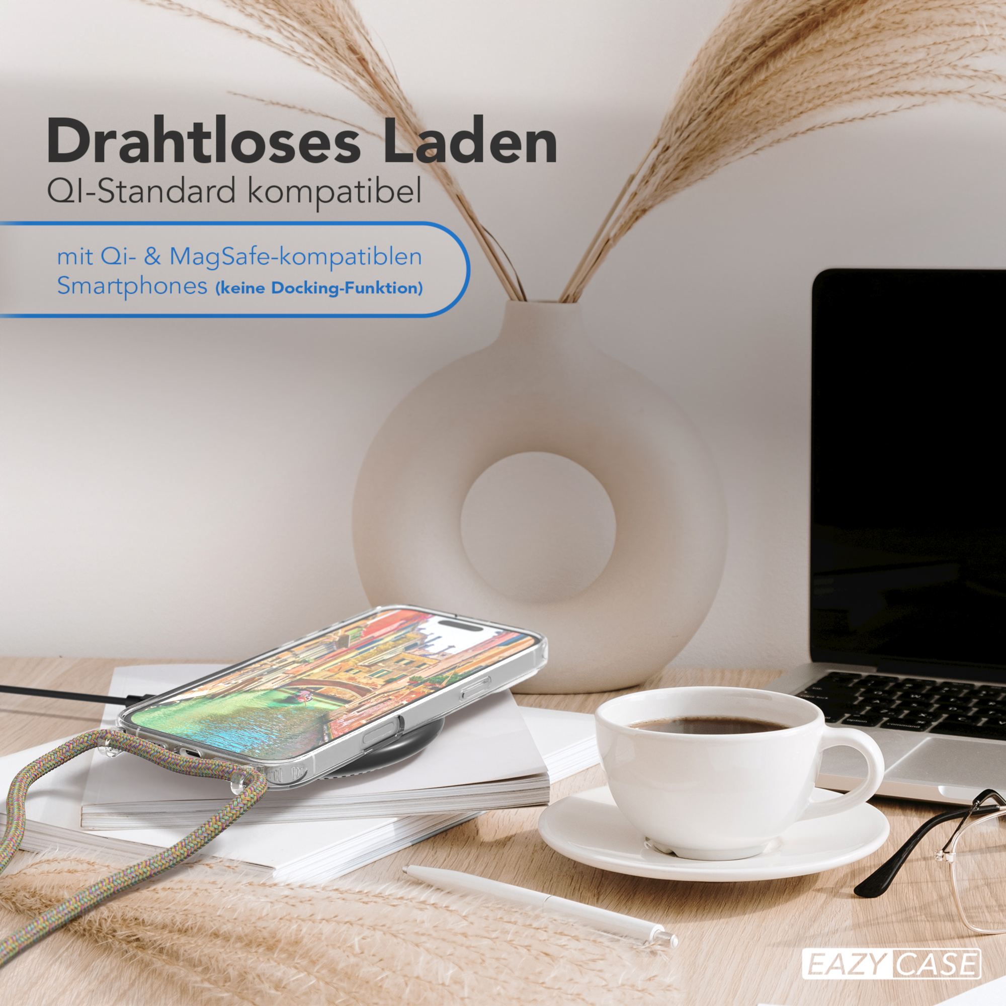 Ein Telefon, das auf einem kabellosen Ladegerät geladen wird. Eine Vase und eine Tasse Kaffee sind sichtbar. Holztisch.