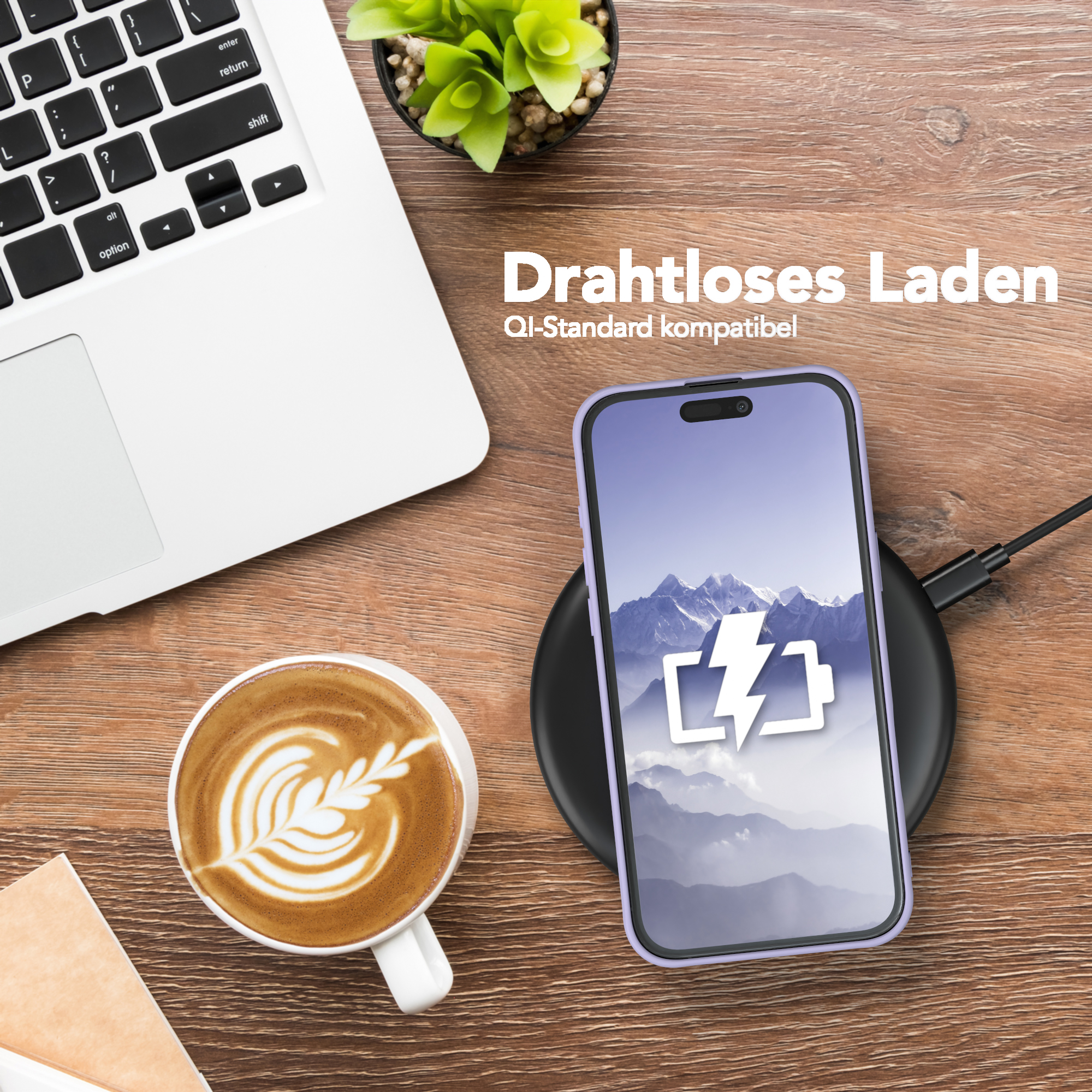 Ein Telefon mit lila Hülle, das auf einem kabellosen Ladepad geladen wird. Es gibt eine Kaffeetasse und einen Laptop.