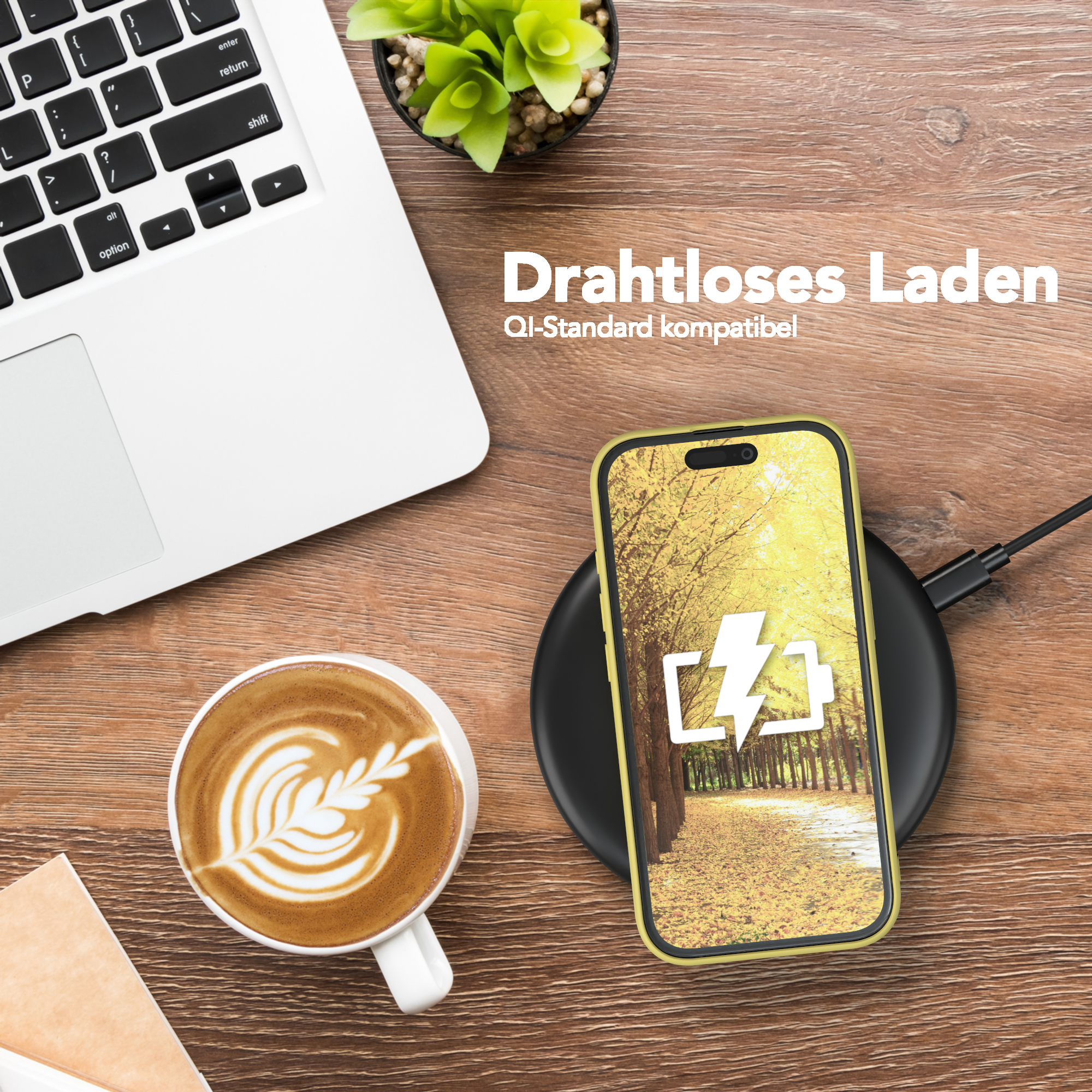 Ein Telefon in einer gelben Hülle wird auf einem kabellosen Ladegerät aufgeladen. Eine Tasse Kaffee und ein Laptop stehen auf einem Tisch.