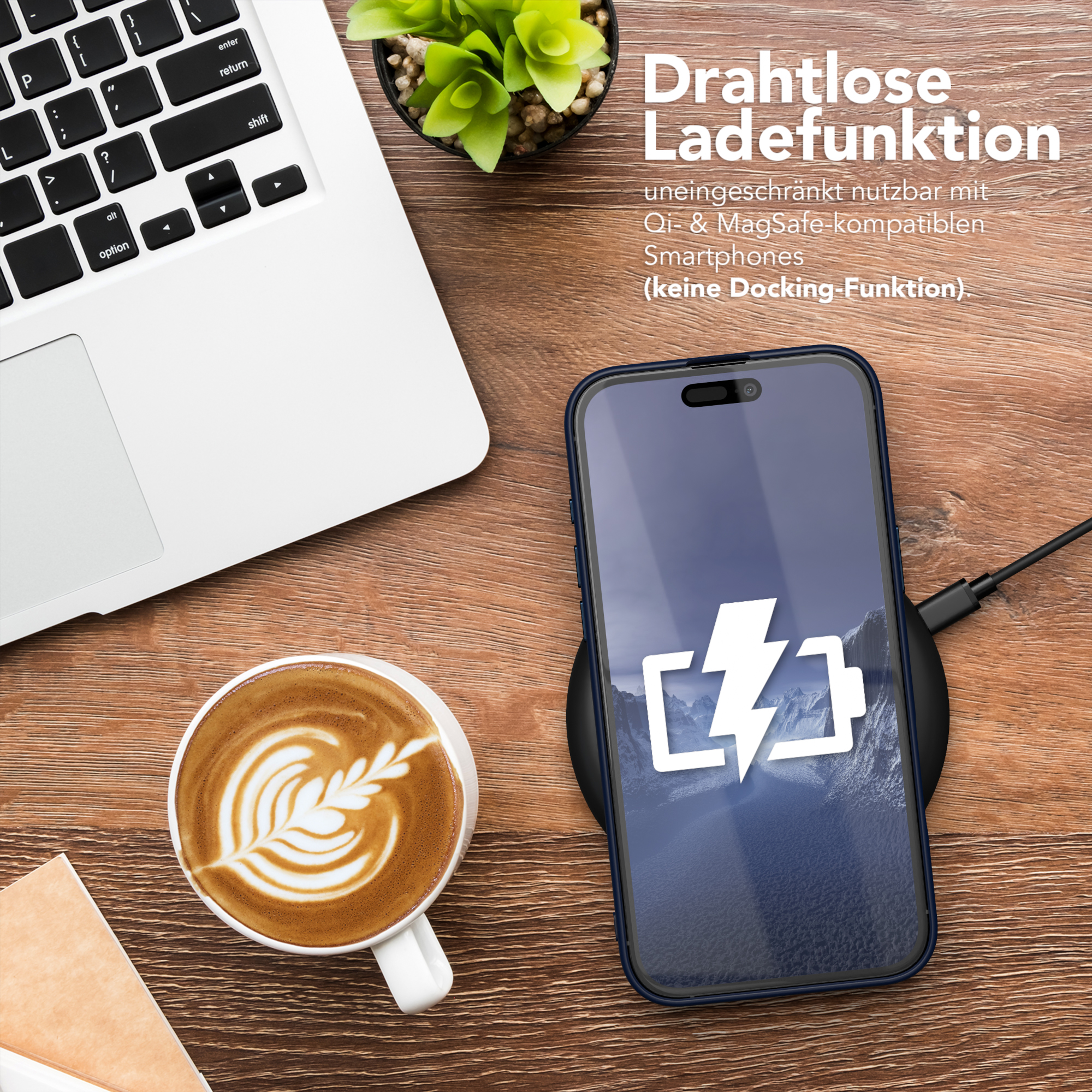 Ein Telefon wird kabellos auf einem Pad geladen. Eine Tasse Kaffee und ein Laptop liegen auf Holz. Energiesymbol.
