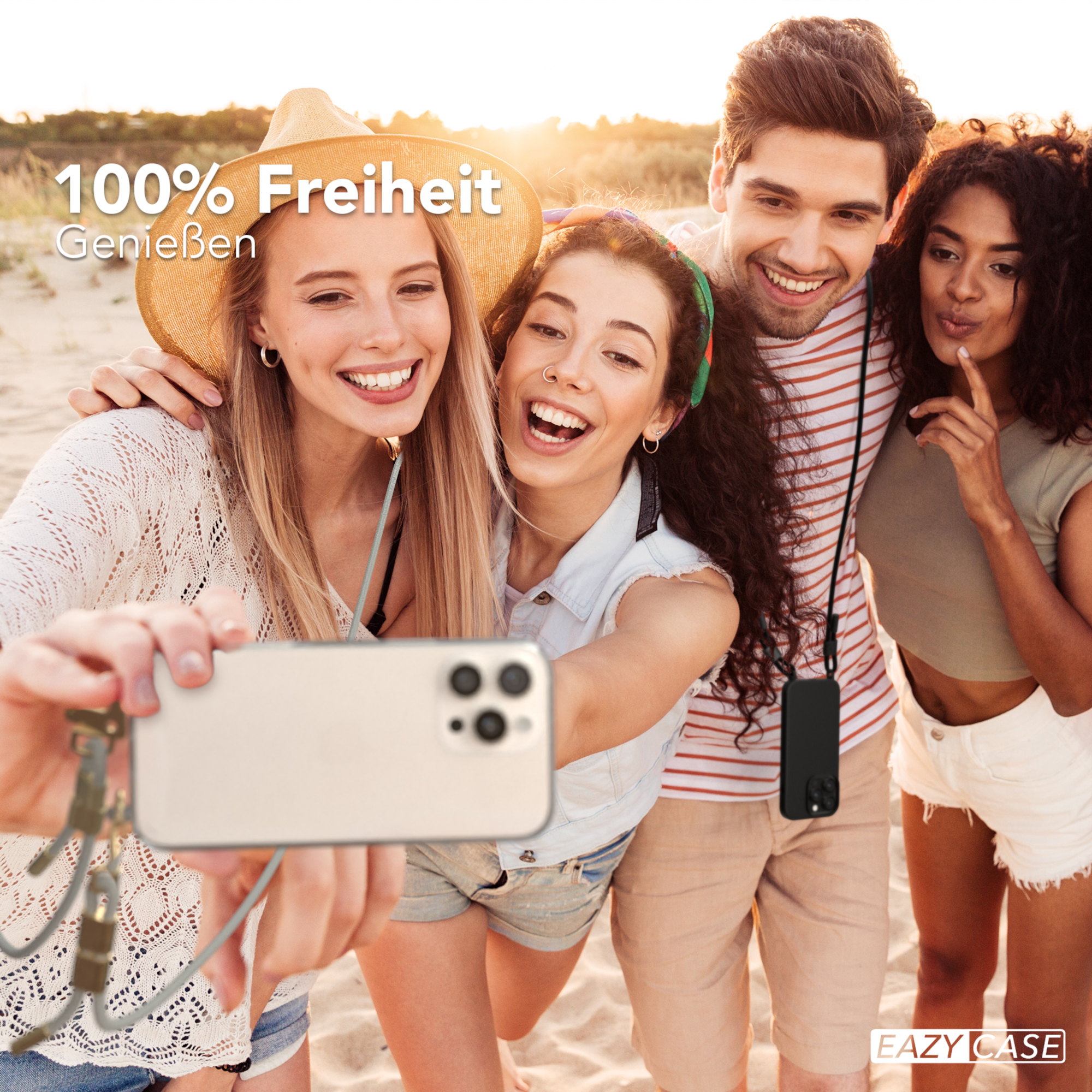 Vier Personen machen ein Selfie am Strand, mit einer Handyhülle.