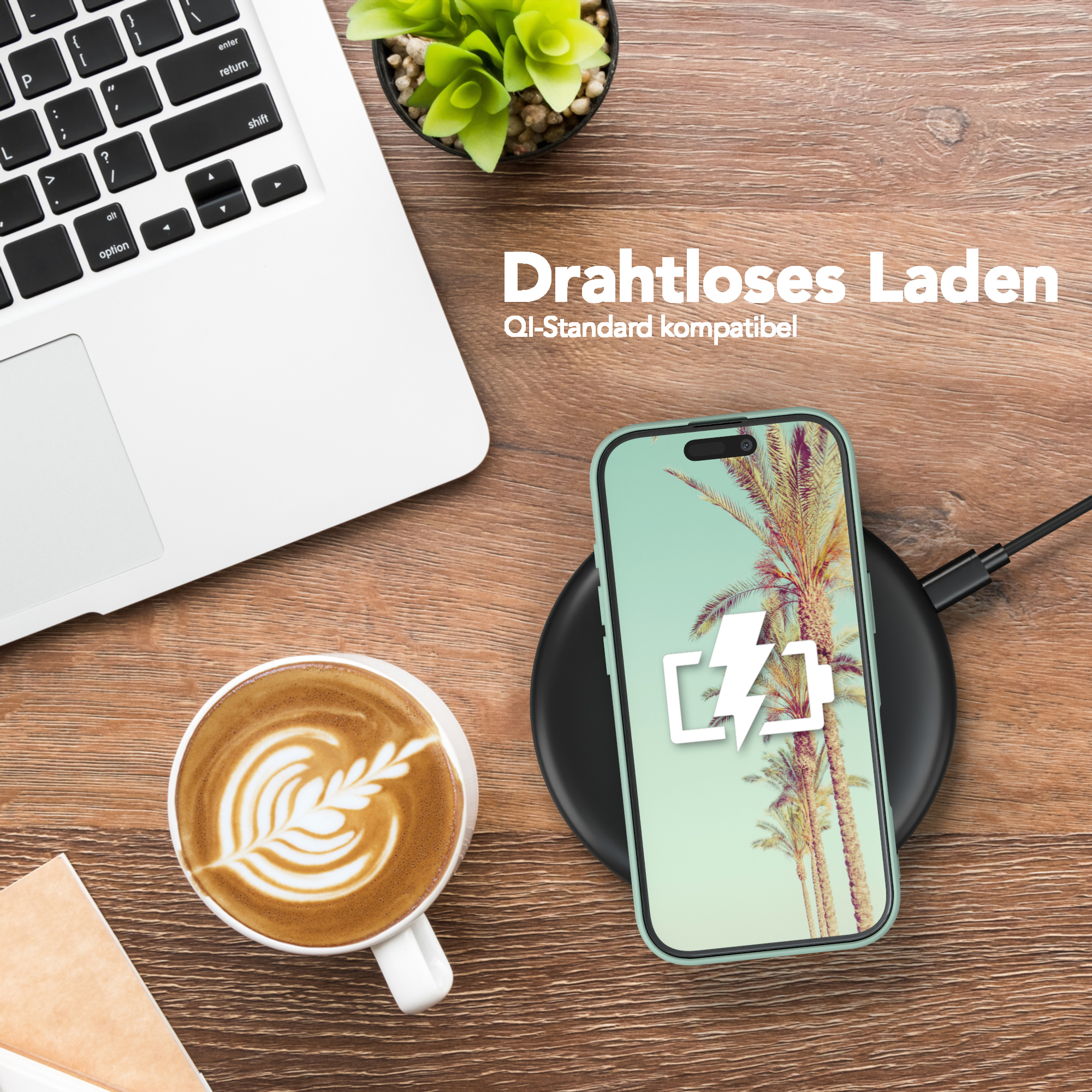 Telefon in einer Hülle, der auf einem kabellosen Ladegerät lädt. Eine Kaffeetasse und ein Laptop stehen auf einem Holzschreibtisch.