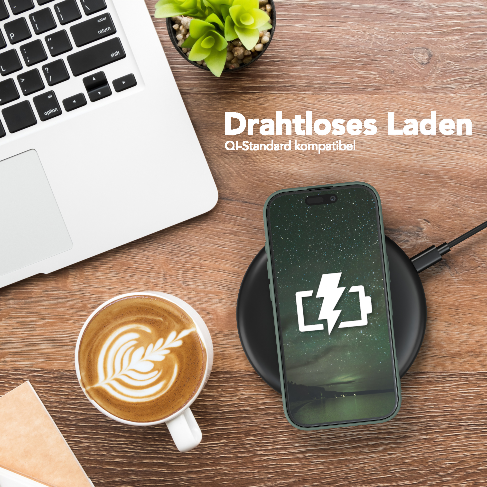 Telefon wird drahtlos auf einem schwarzen Ladegerät geladen. Ein Laptop und eine Kaffeetasse stehen auf dem Holztisch.