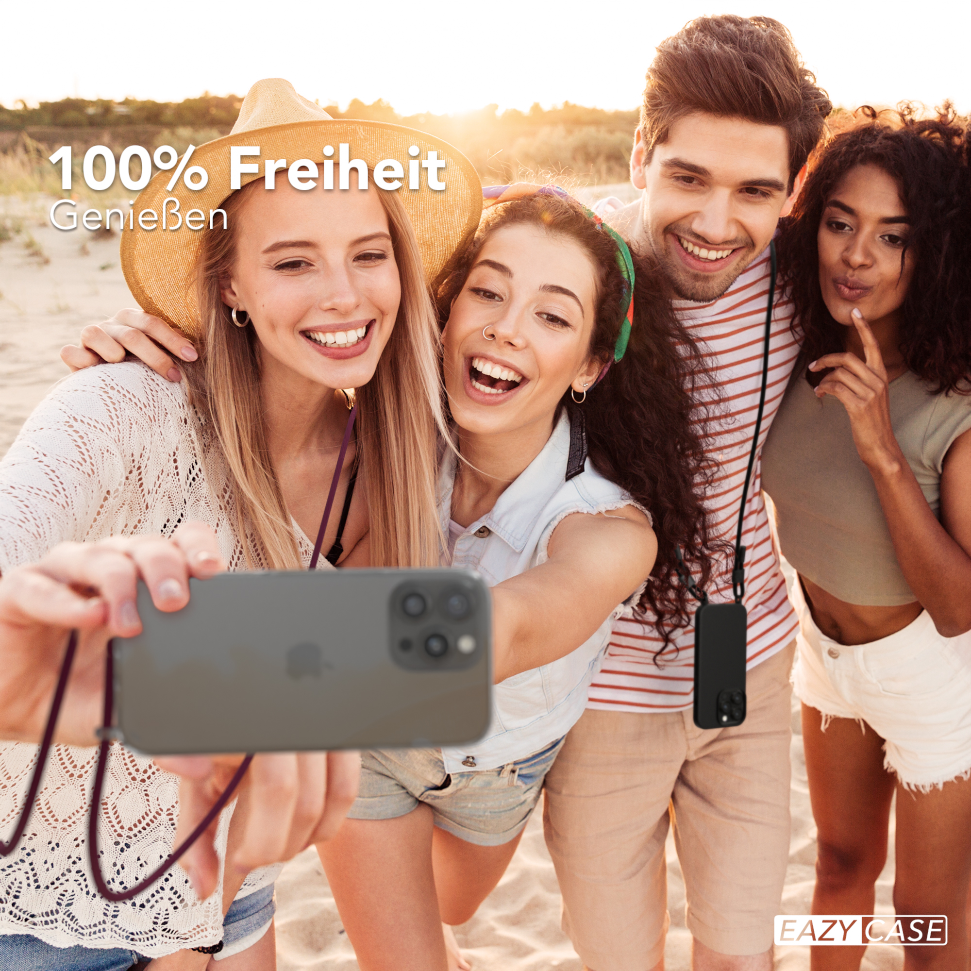 Gruppe von Leuten macht ein Selfie am Strand. Sie lächeln und halten ein Telefon mit Hülle.
