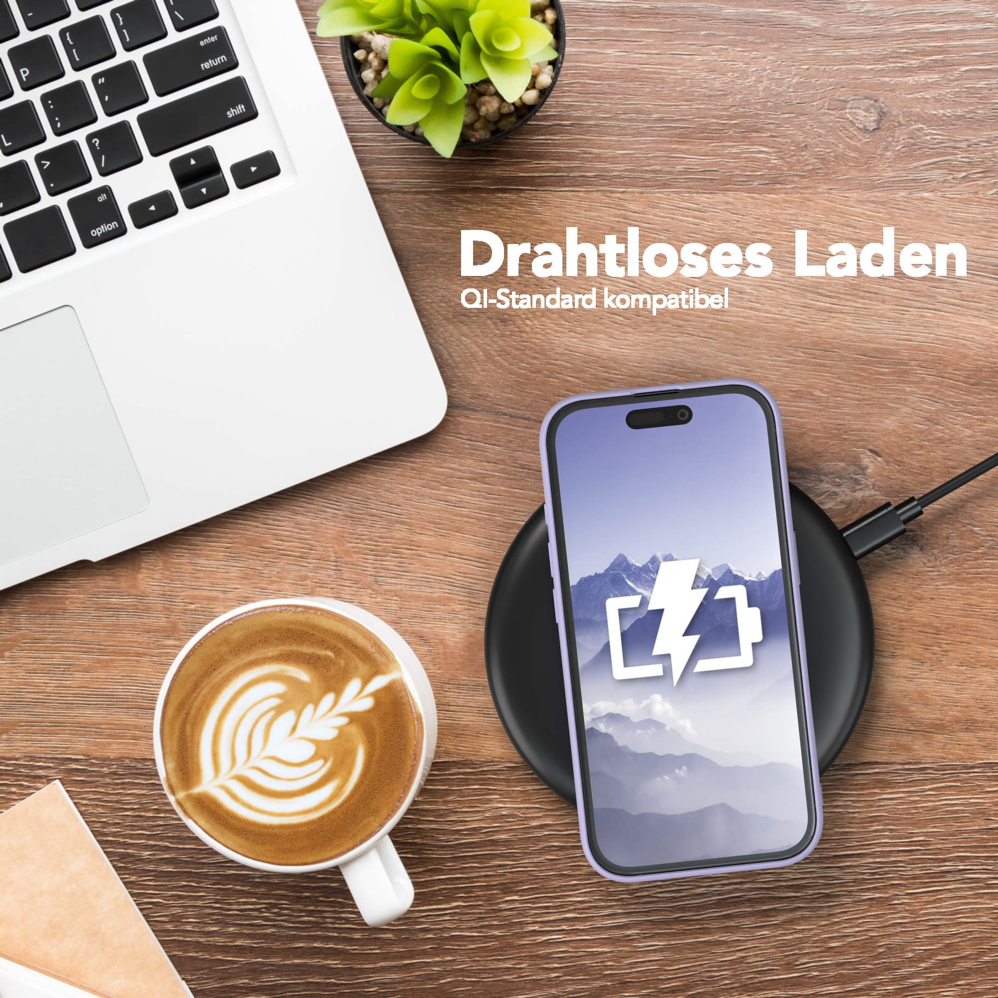 Telefon in einer Hülle, der auf einem kabellosen Ladegerät lädt. Eine Kaffeetasse und ein Laptop stehen auf einem Holzschreibtisch.
